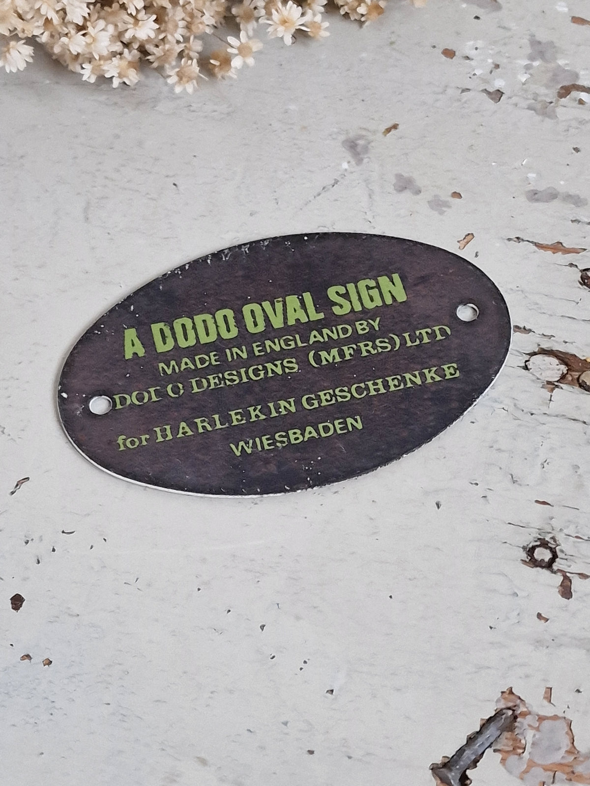 Enamel sign "pointing finger"