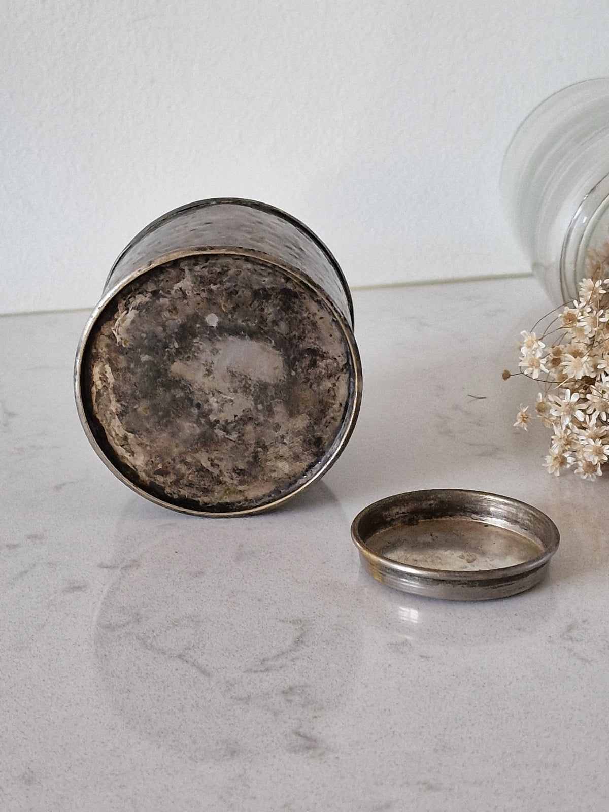 Metal tea can