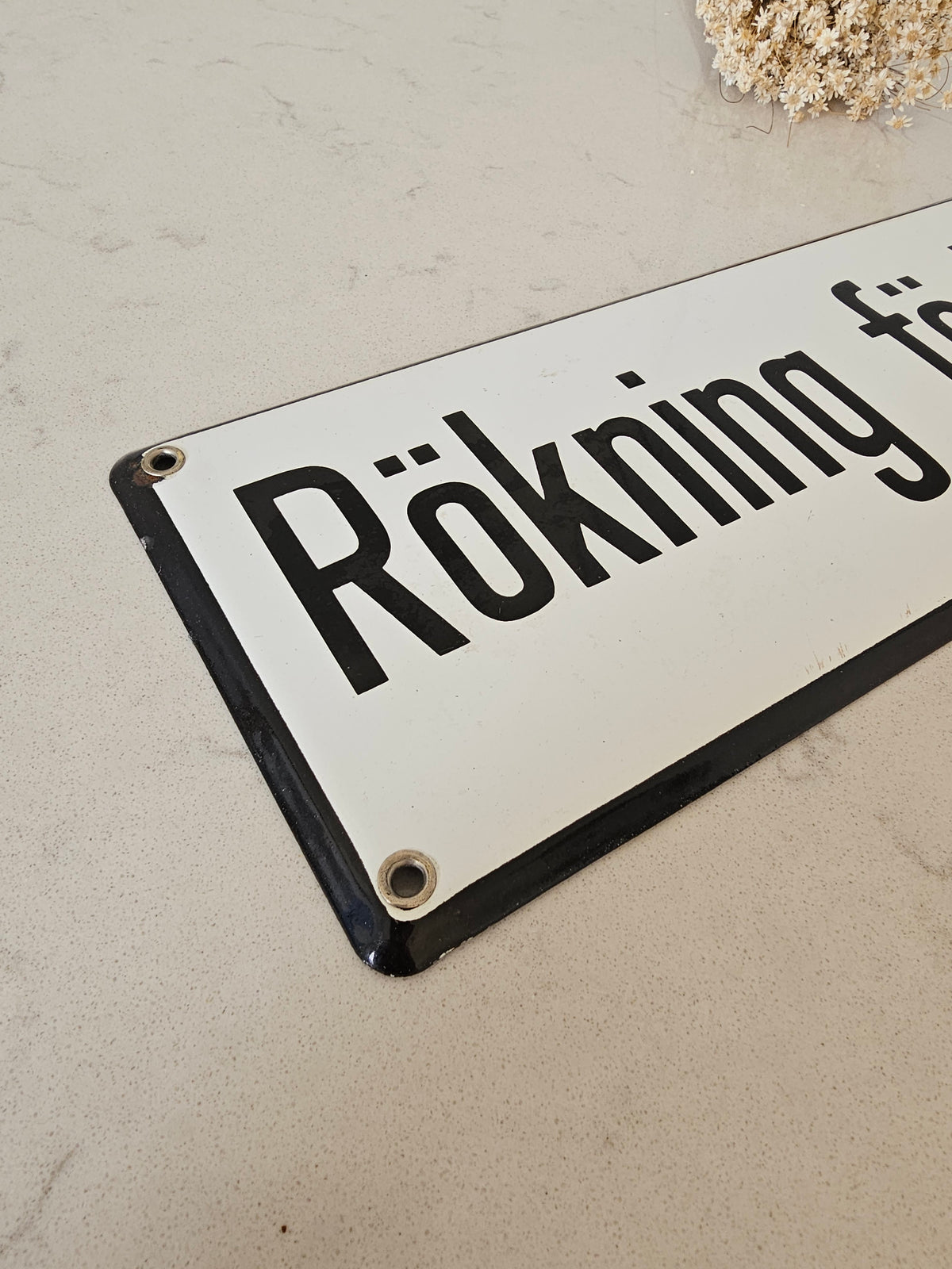 Vanha emalikyltti, Rökning förbjuden