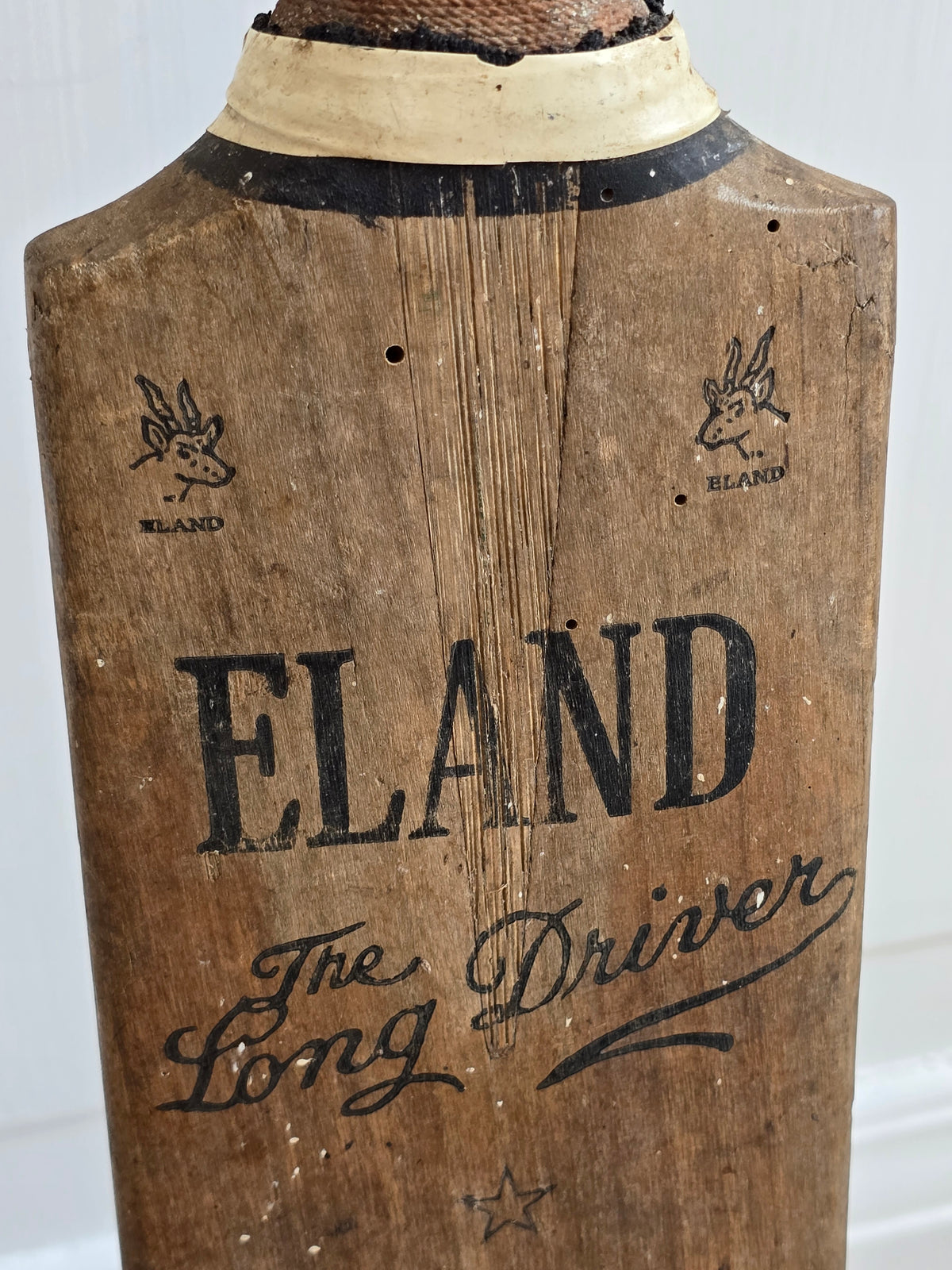 Vanha vintage krikettimaila Eland, toimitilan ja kodin urheiluaiheinen vintagesisustus