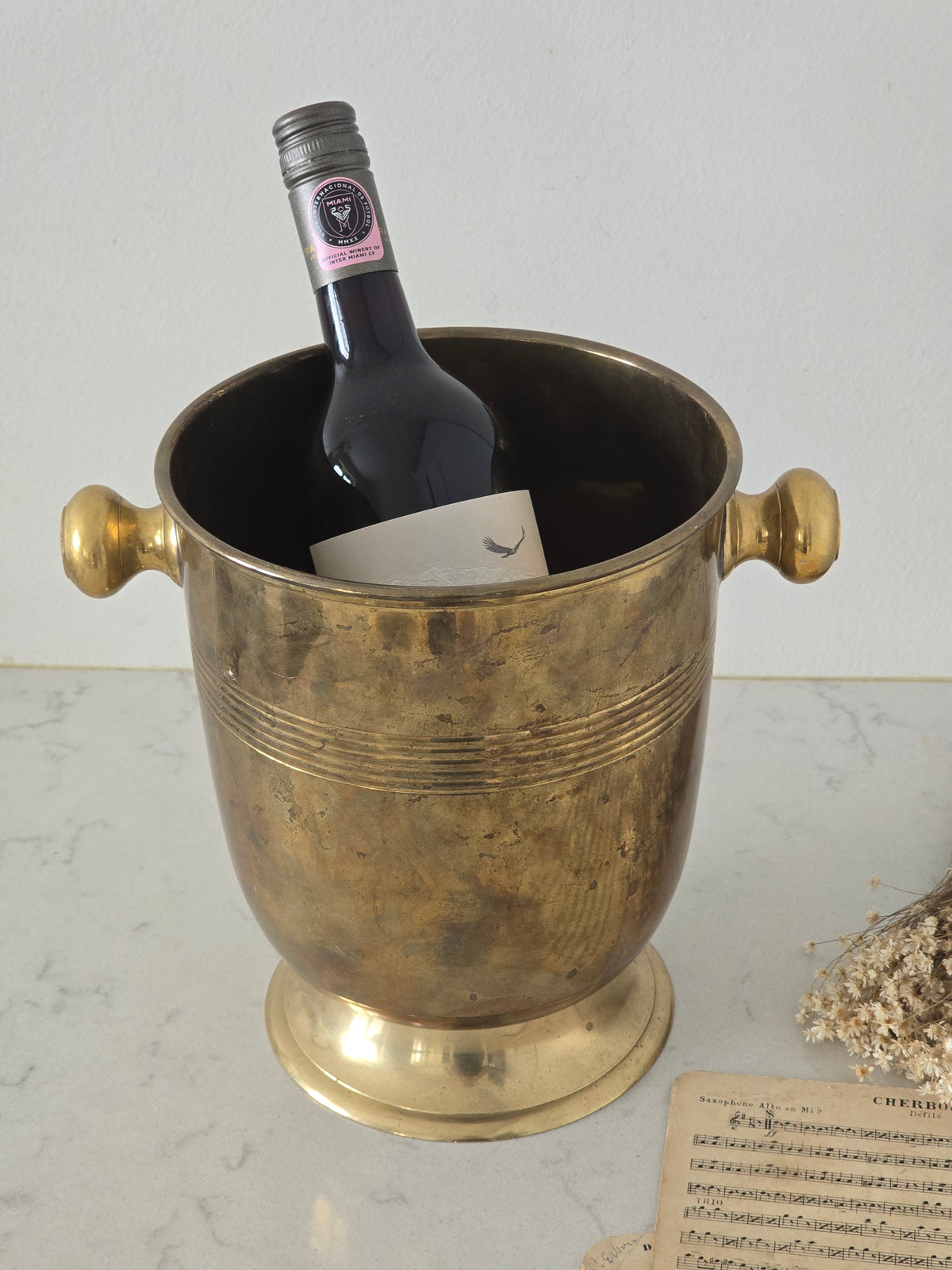 Vanha messinkinen vintage cooler