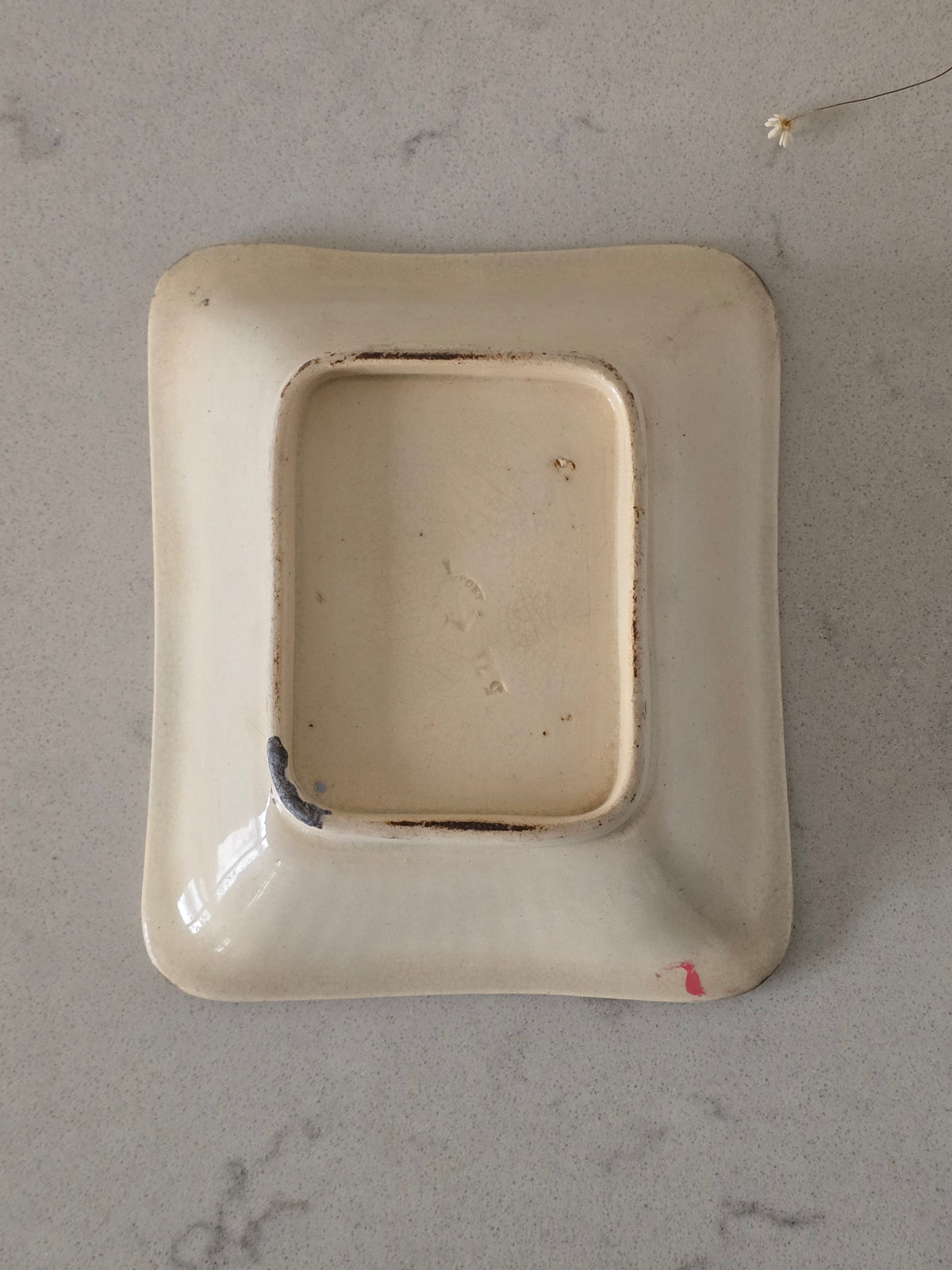 Kermanvalkoinen keraaminen vintage astia