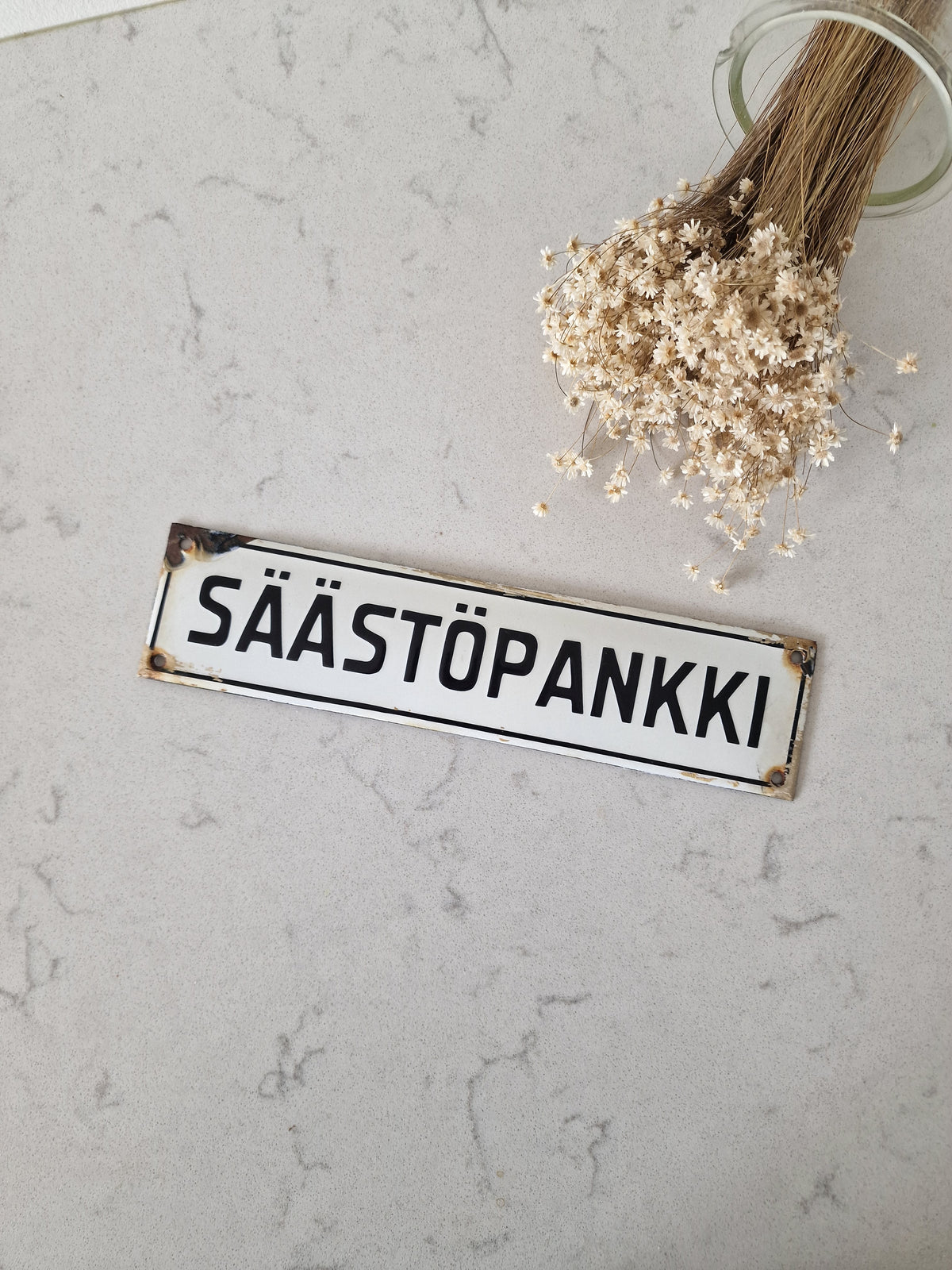 Vanha emalikyltti, säästöpankki