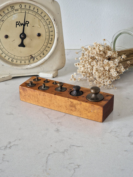 Old weighing set