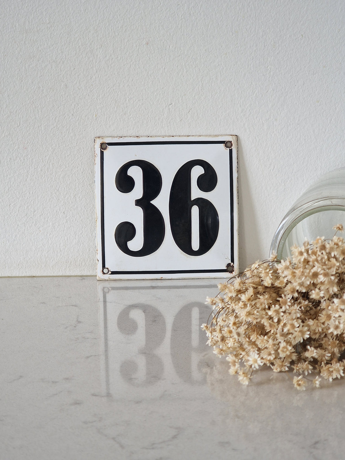 Vanha emalinen numerokyltti 36
