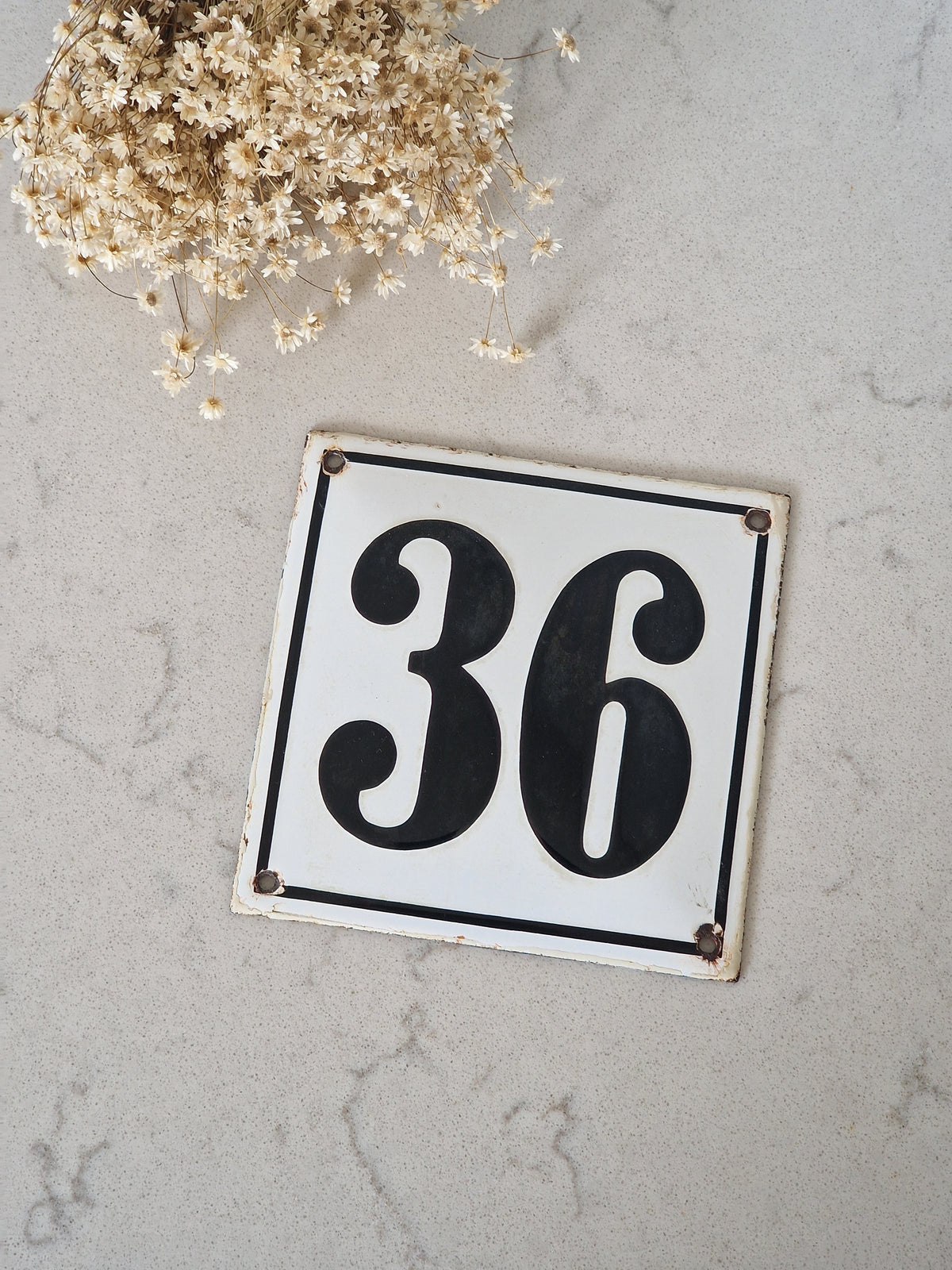 Vanha emalinen talonnumero 36