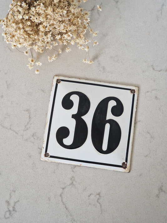 Vanha emalinen talonnumero 36