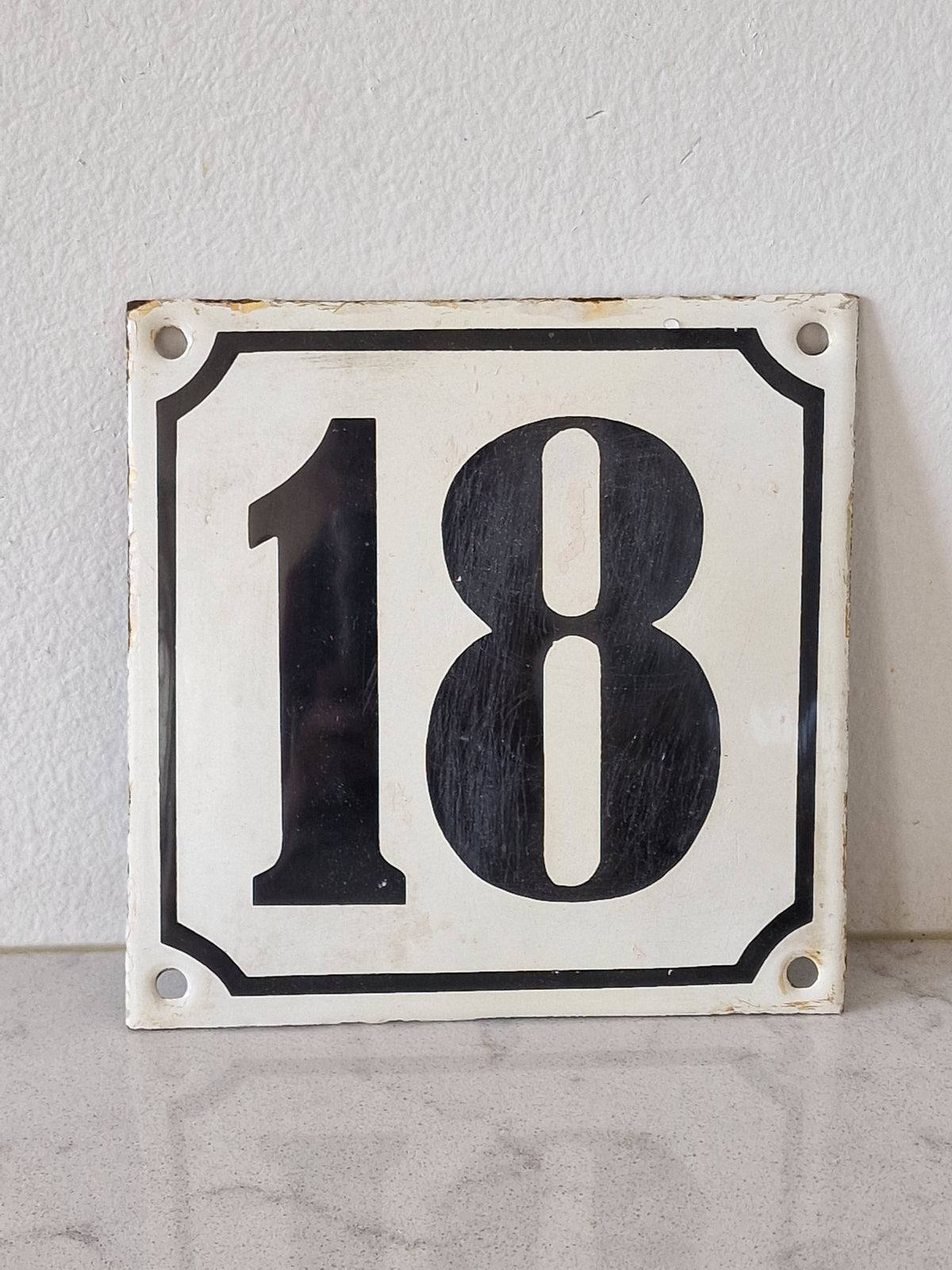vanha emalinumero 18
