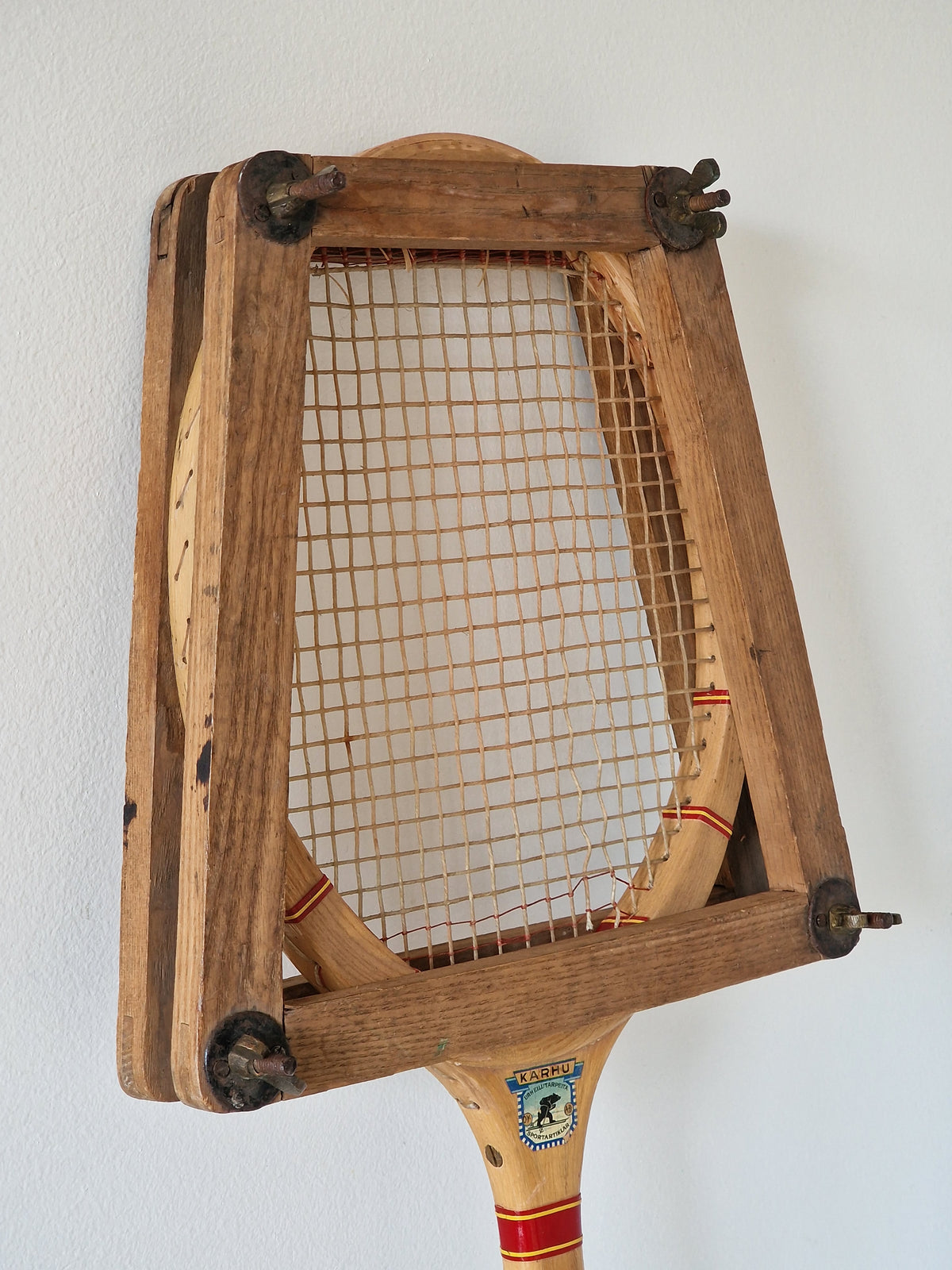 Vanha tennismaila kehikossa