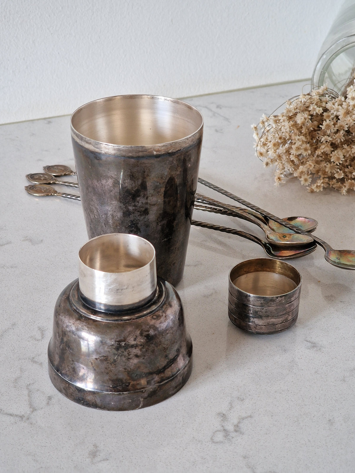 Upea vanha shaker, osaksi cocktail-settiä