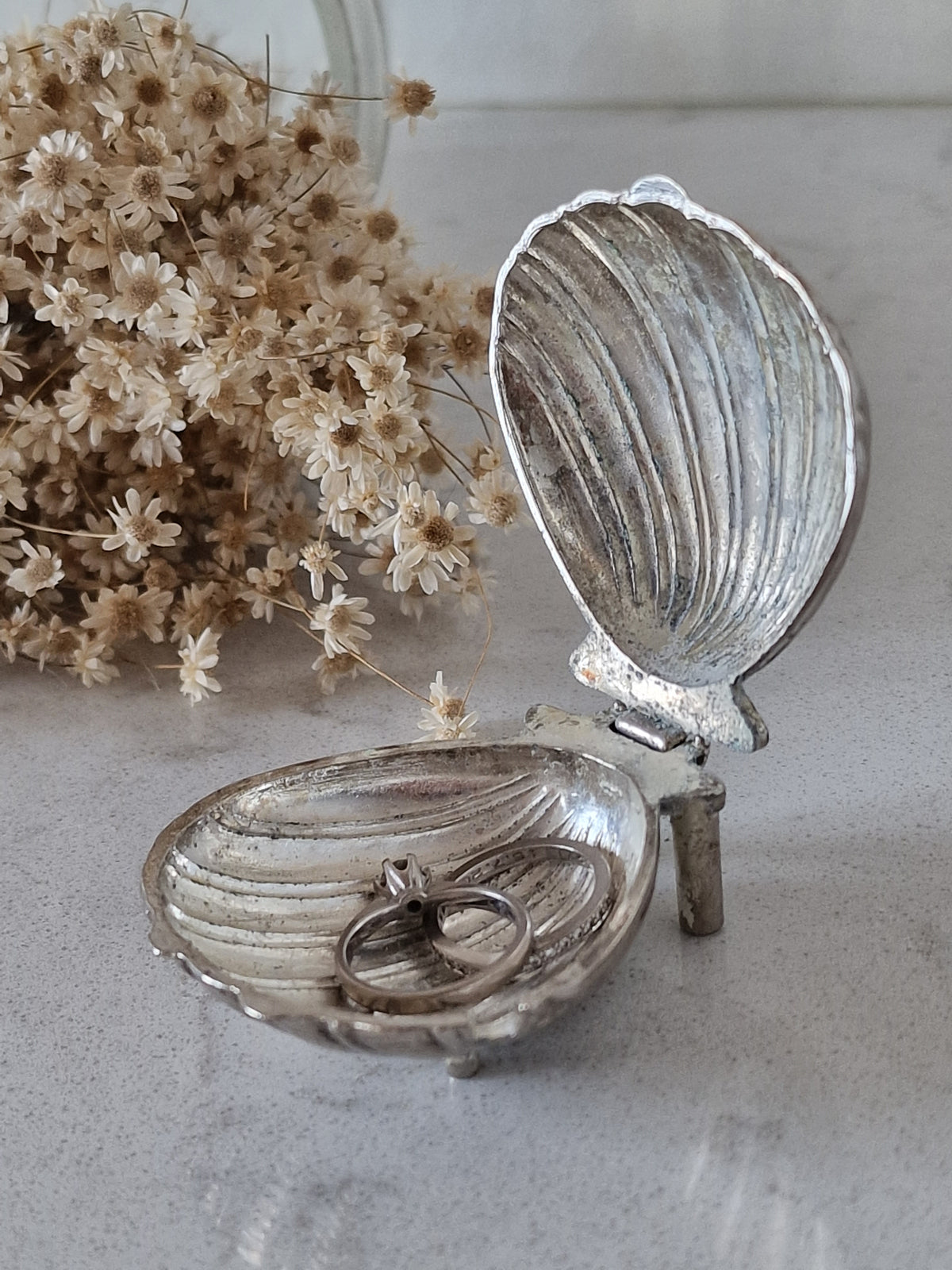 Clamshell box