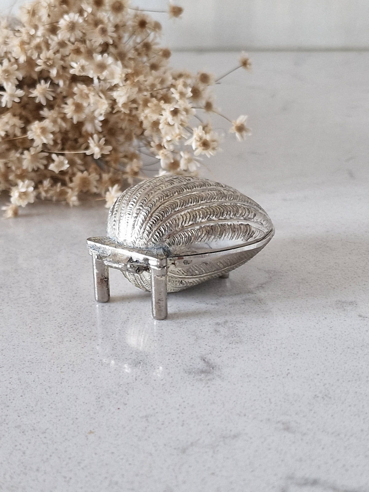 Clamshell box