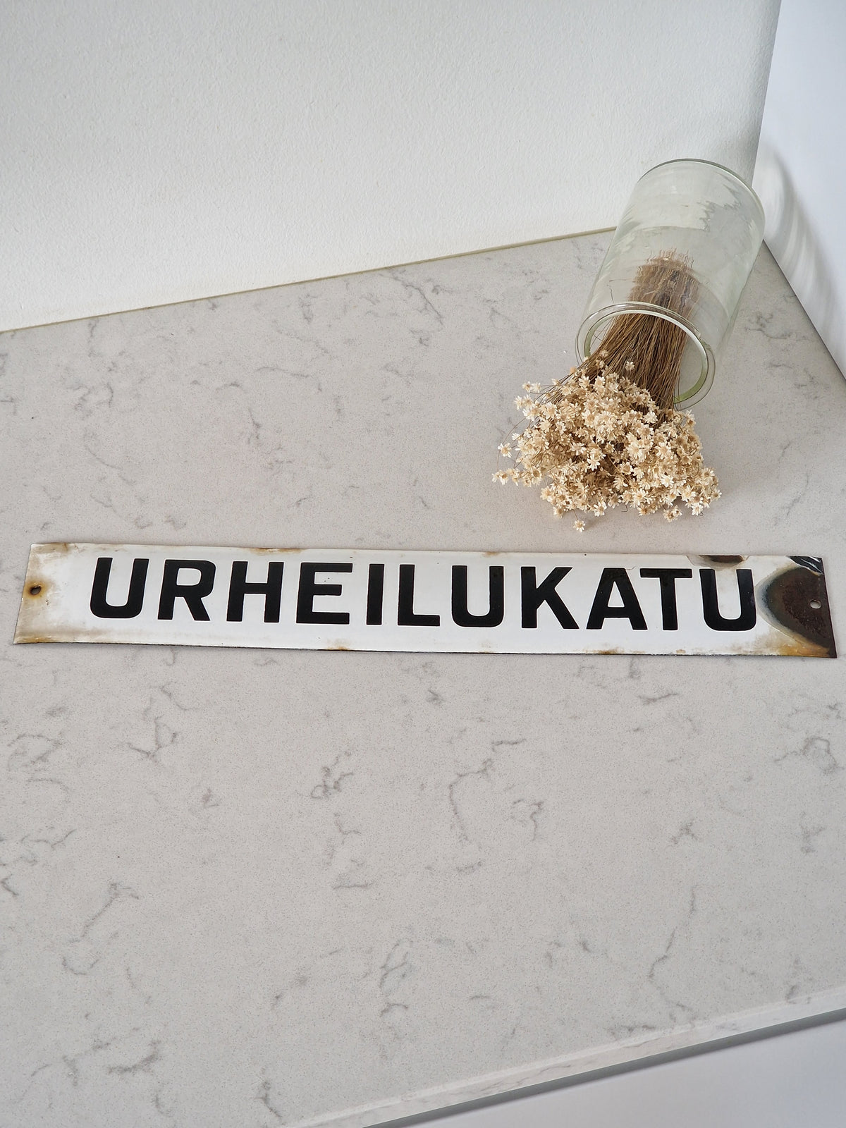 Kaunis vanha emalinen tiekyltti