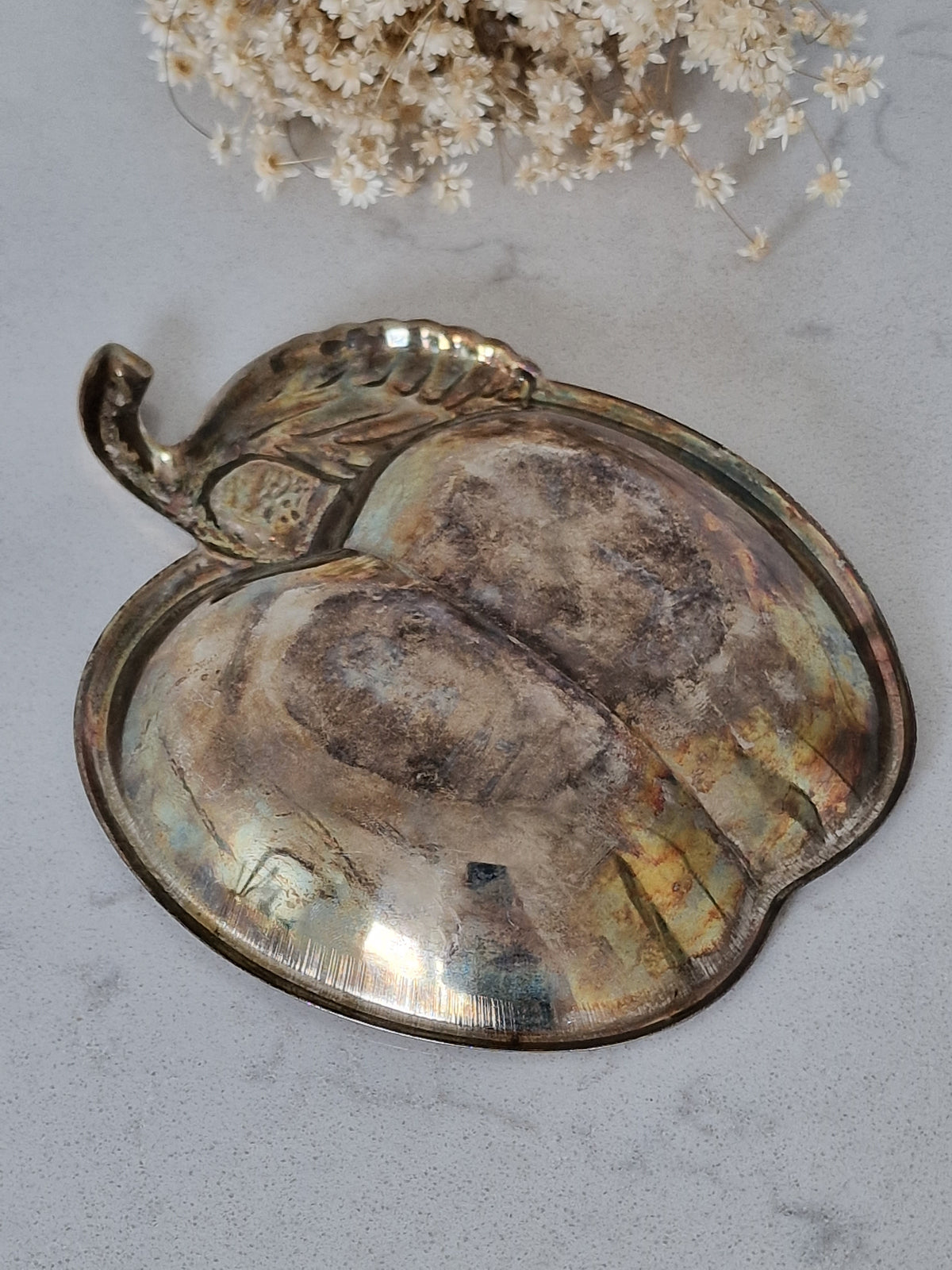 Metal apple container