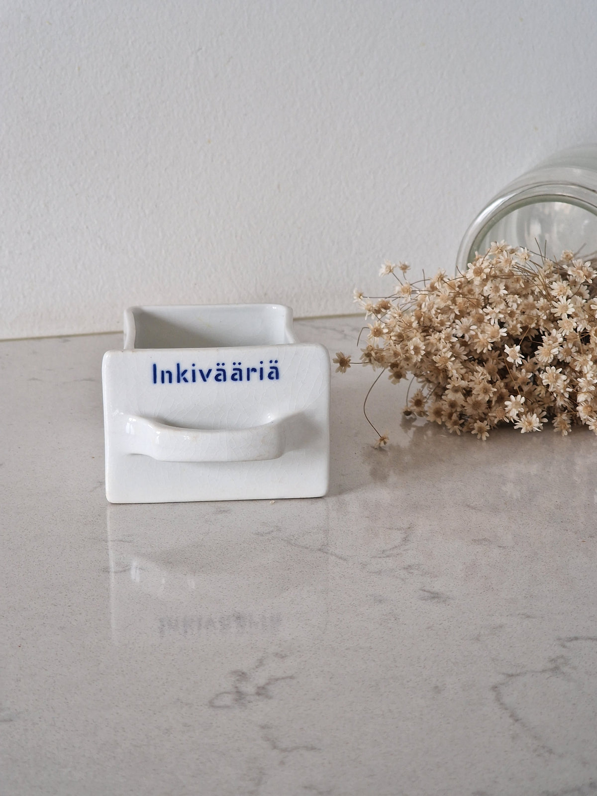 Inkivääriä posliinilaatikko