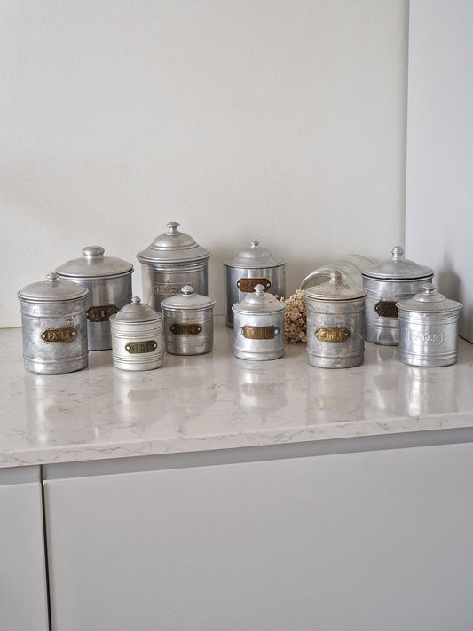 Vanhat metalliset keittiöpurkit