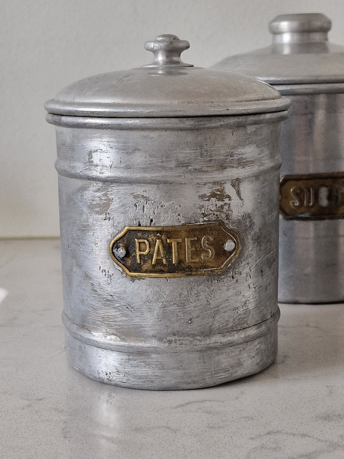 Vanha metallinen pasta-purkki