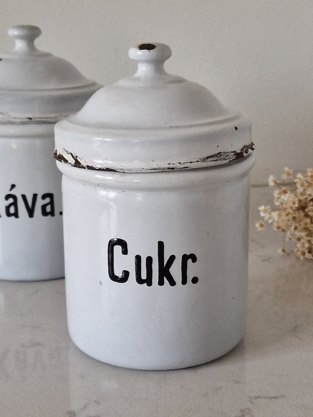 Vanha emalinen purkki, sokeri