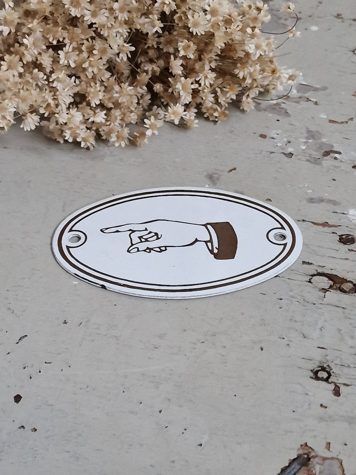 Enamel sign "pointing finger"