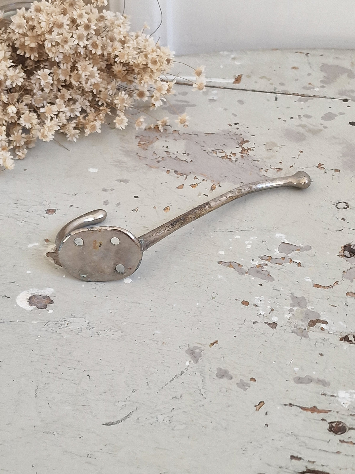 Metallinen yksikoukkuinen naulakko