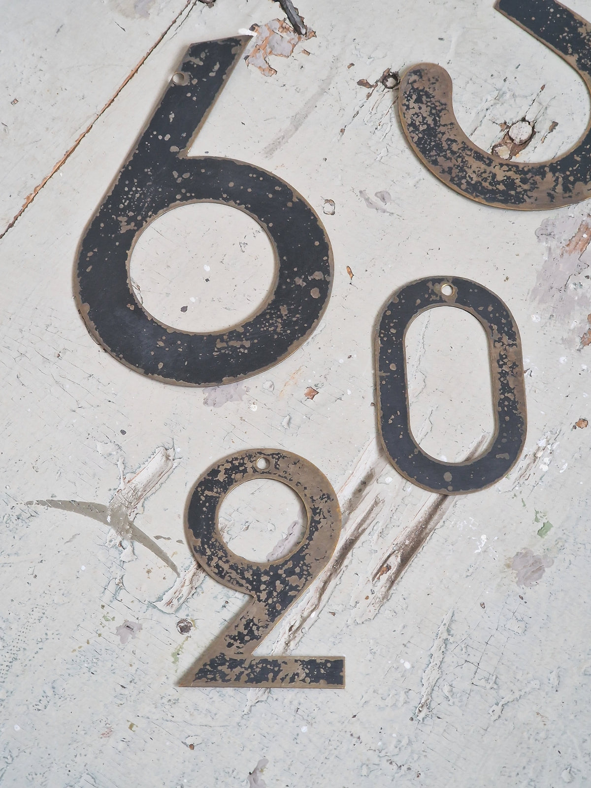 Kirkon vanhat patinoituneet numerot