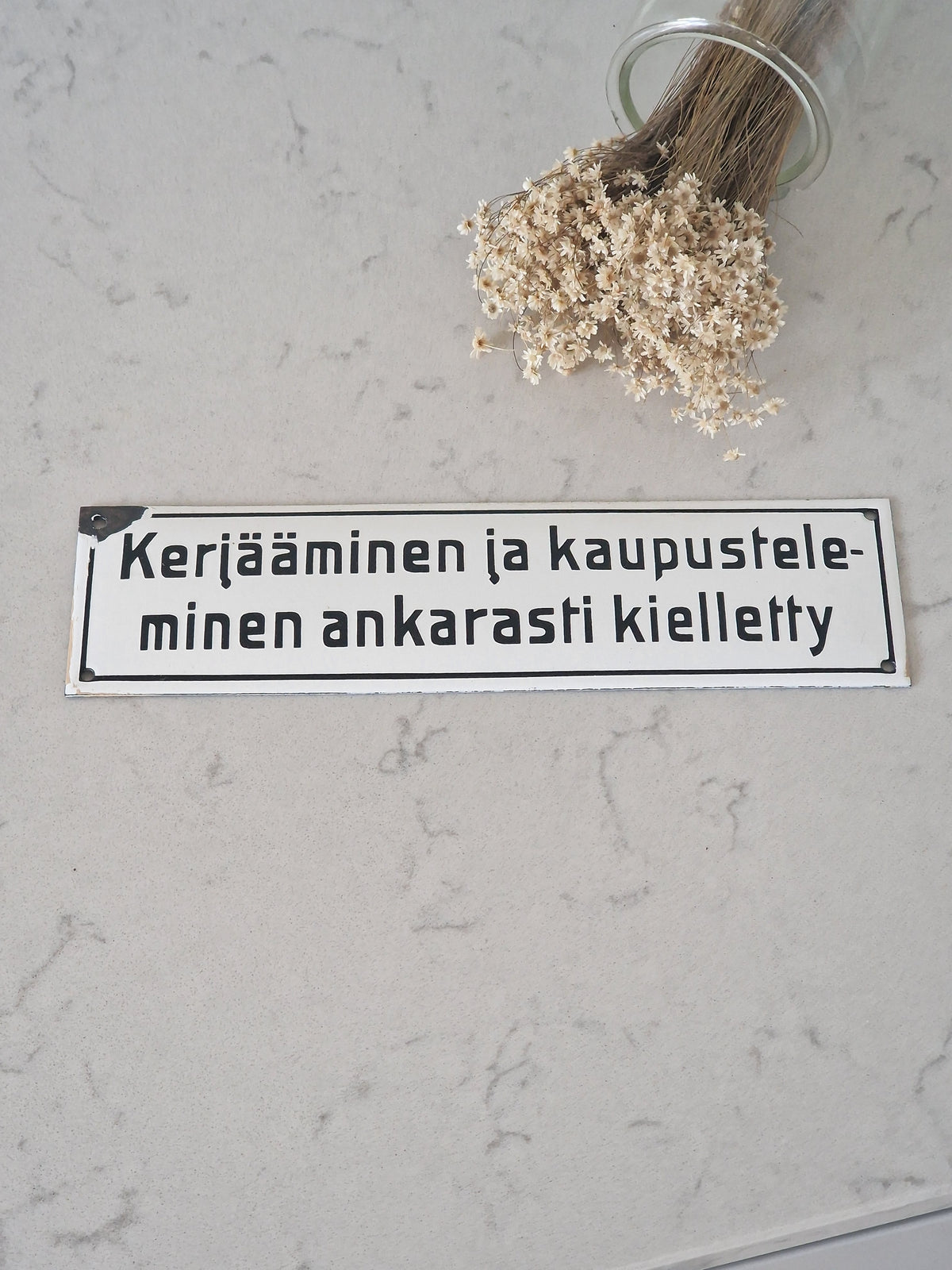 Vanha emalikyltti, Kerjääminen ja kaupustelu kielletty