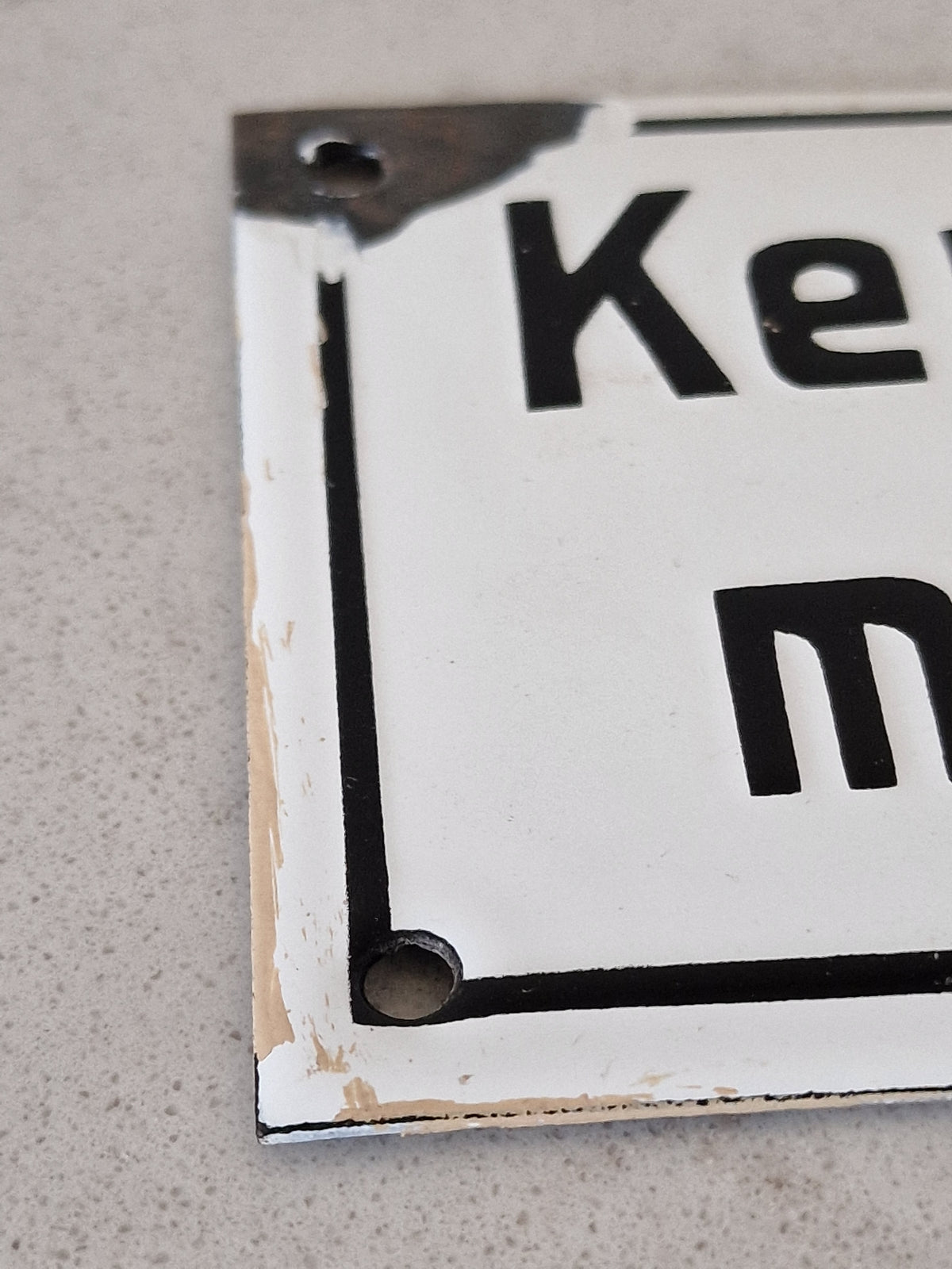 Vanha emalikyltti, Kerjääminen ja kaupustelu kielletty