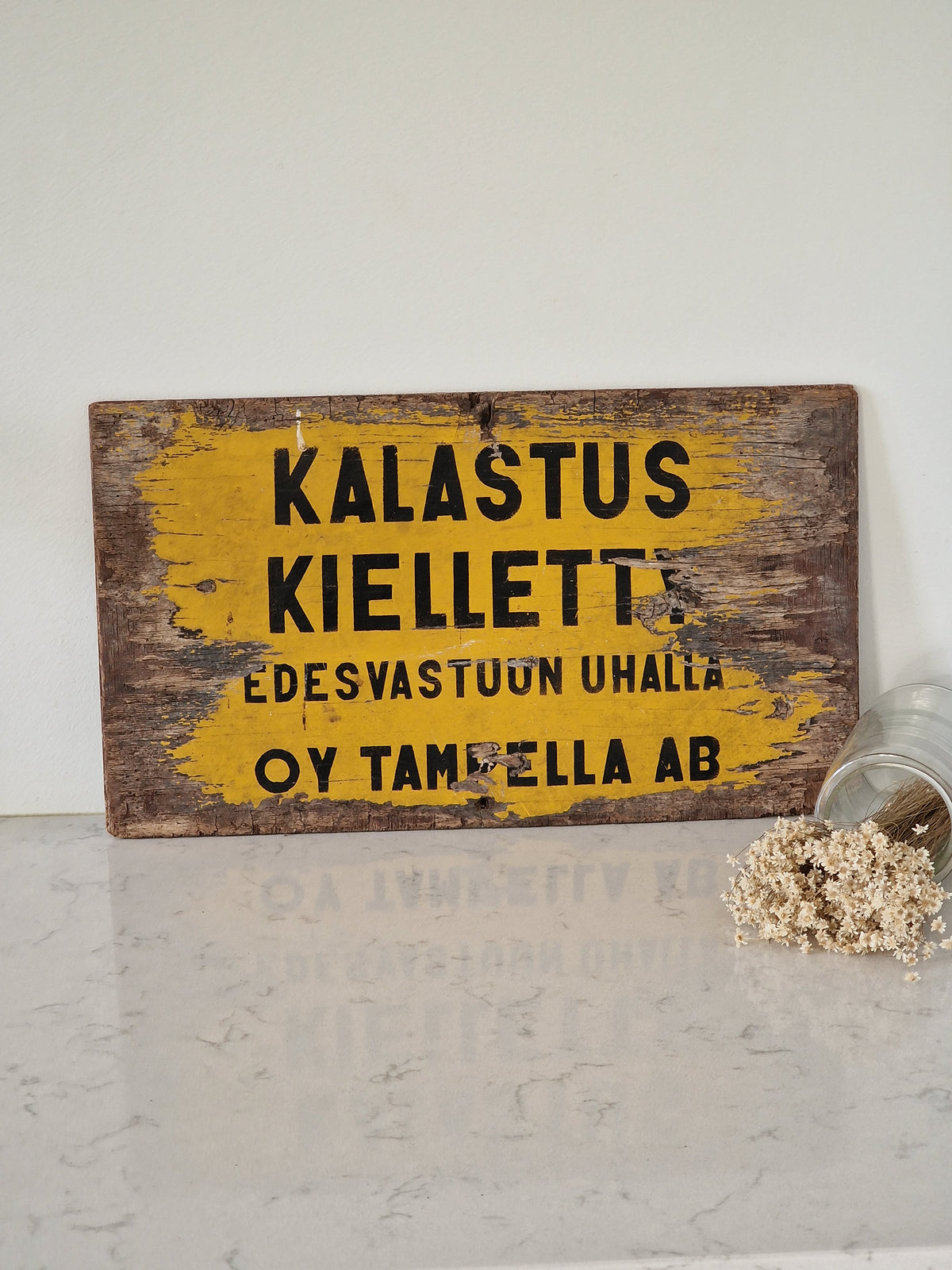 Vanha puinen kieltokyltti, Kalastus kielletty -kyltti,