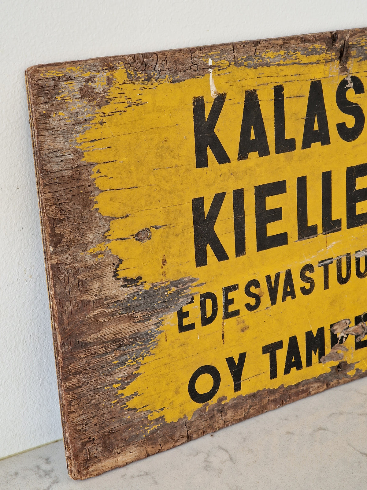 Vanha tamperelainen kieltokyltti, kalastus kielletty edesvastuun uhalla