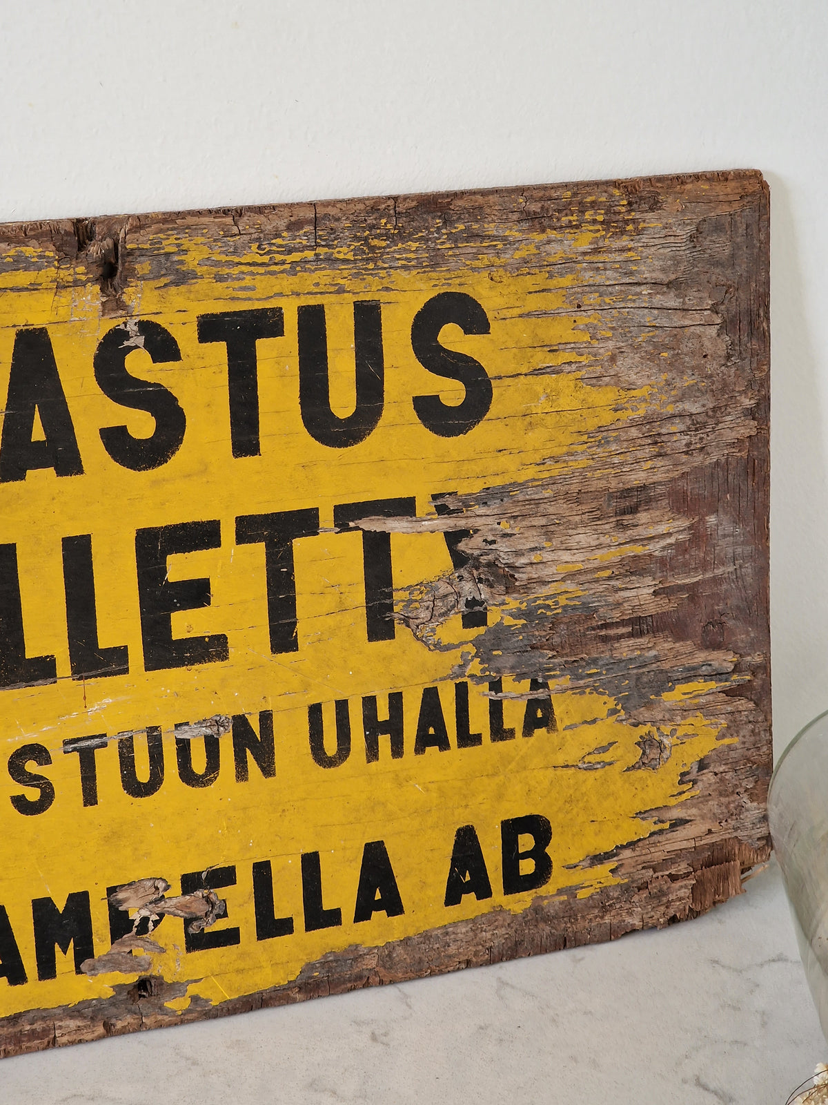 Vanha vanerinen kieltokyltti, kalastaminen kielletty, tampella ab