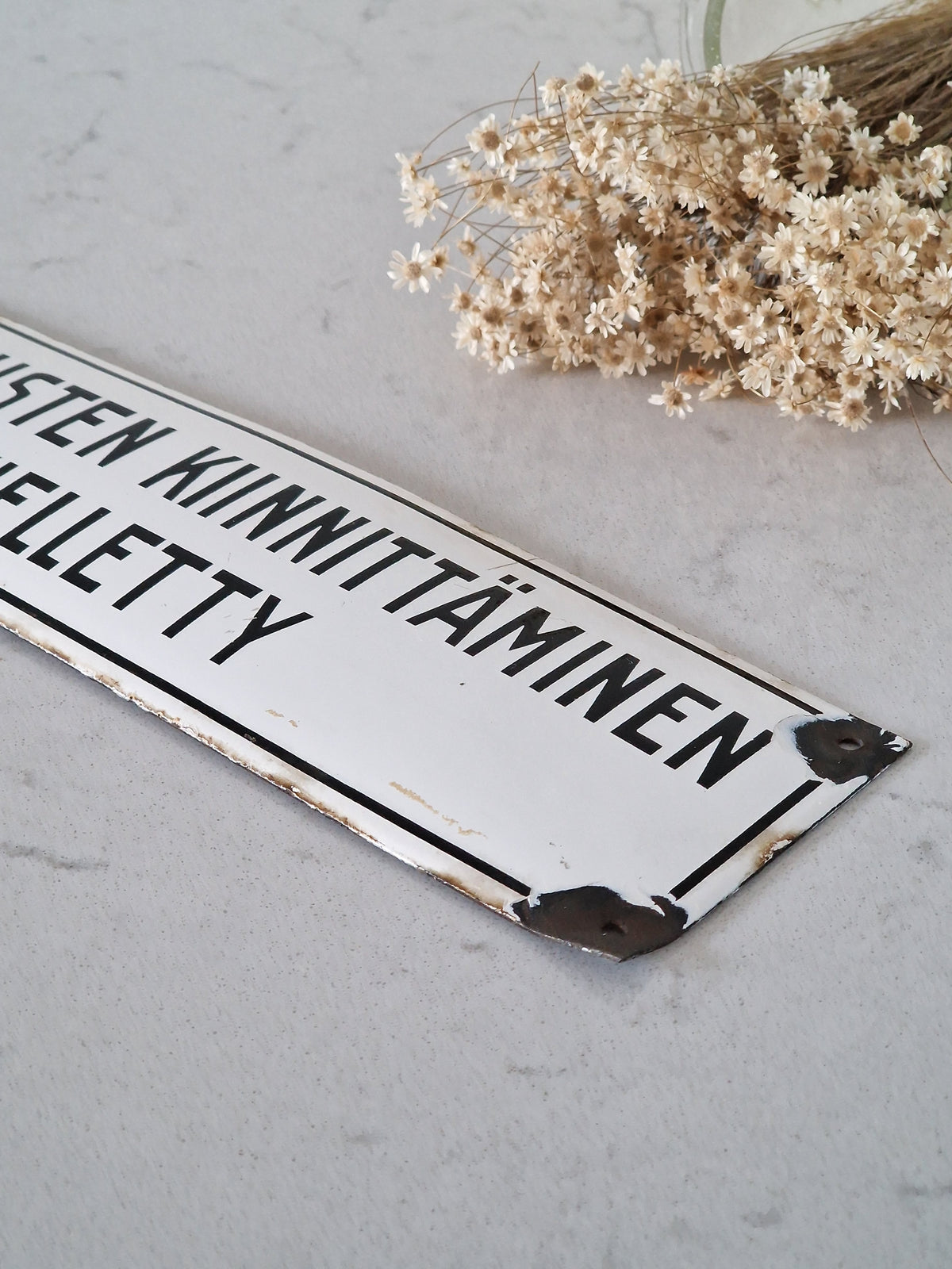 Vanha emalinen kieltokyltti