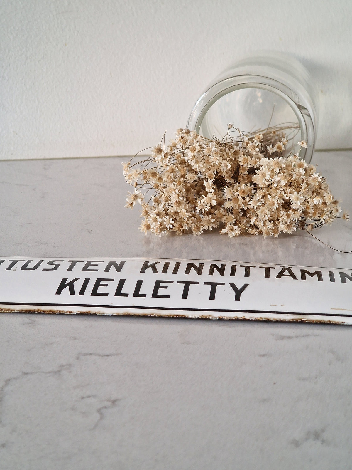 Vanha emalikyltti "ilmoitusten kiinnittäminen kielletty"