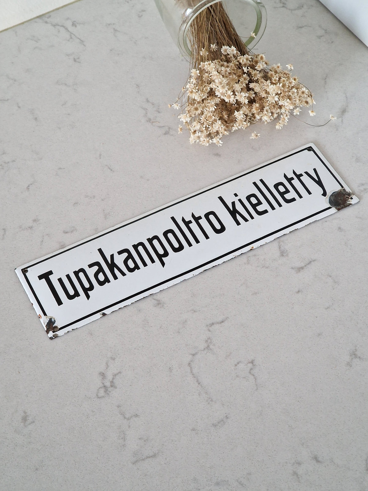Vanha emalikilpi, Tupakointi kielletty