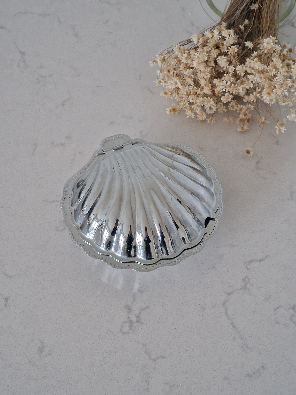 Clamshell box