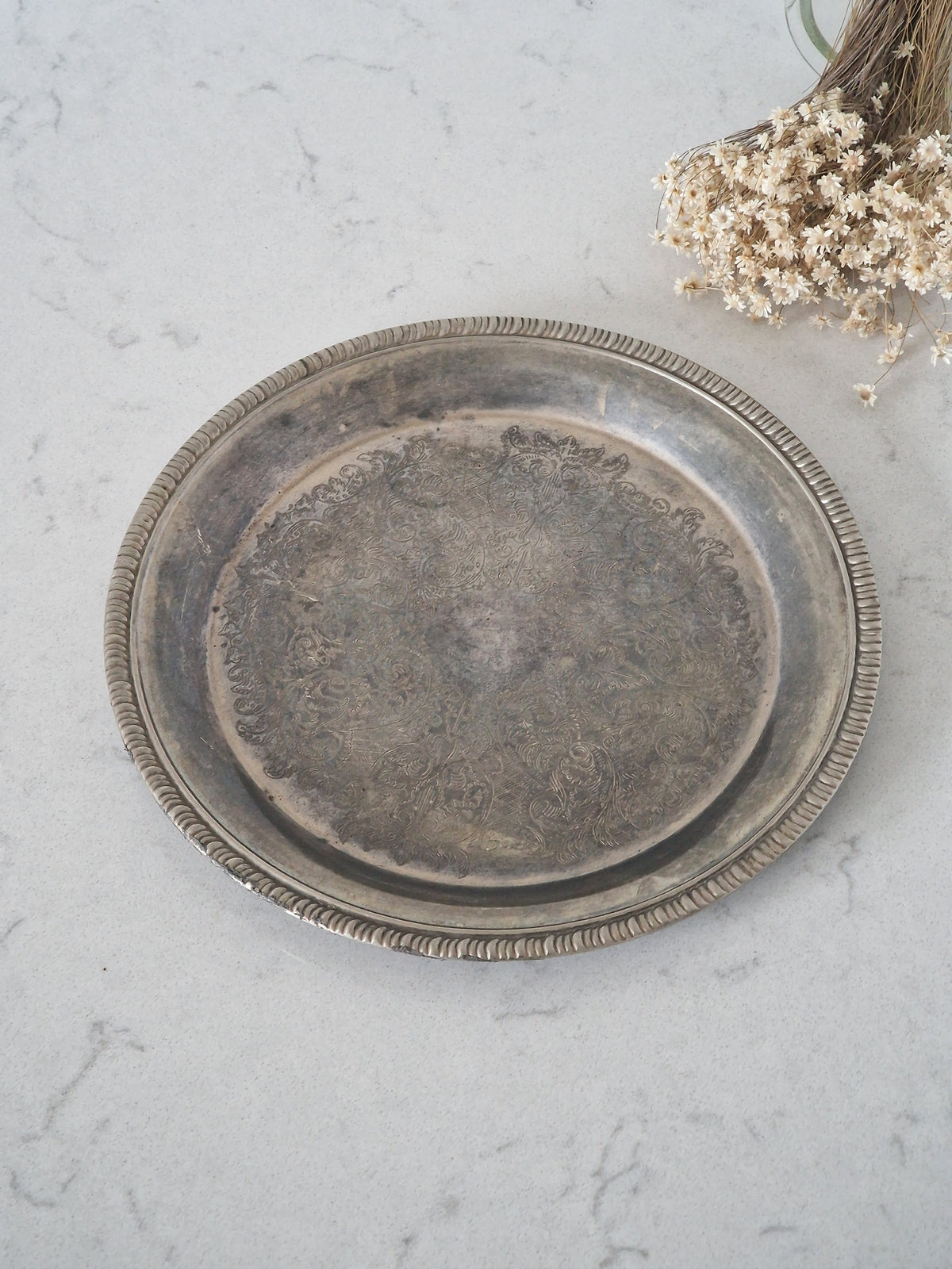Round metal tray