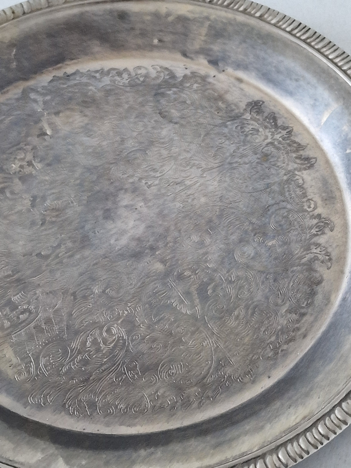 Round metal tray