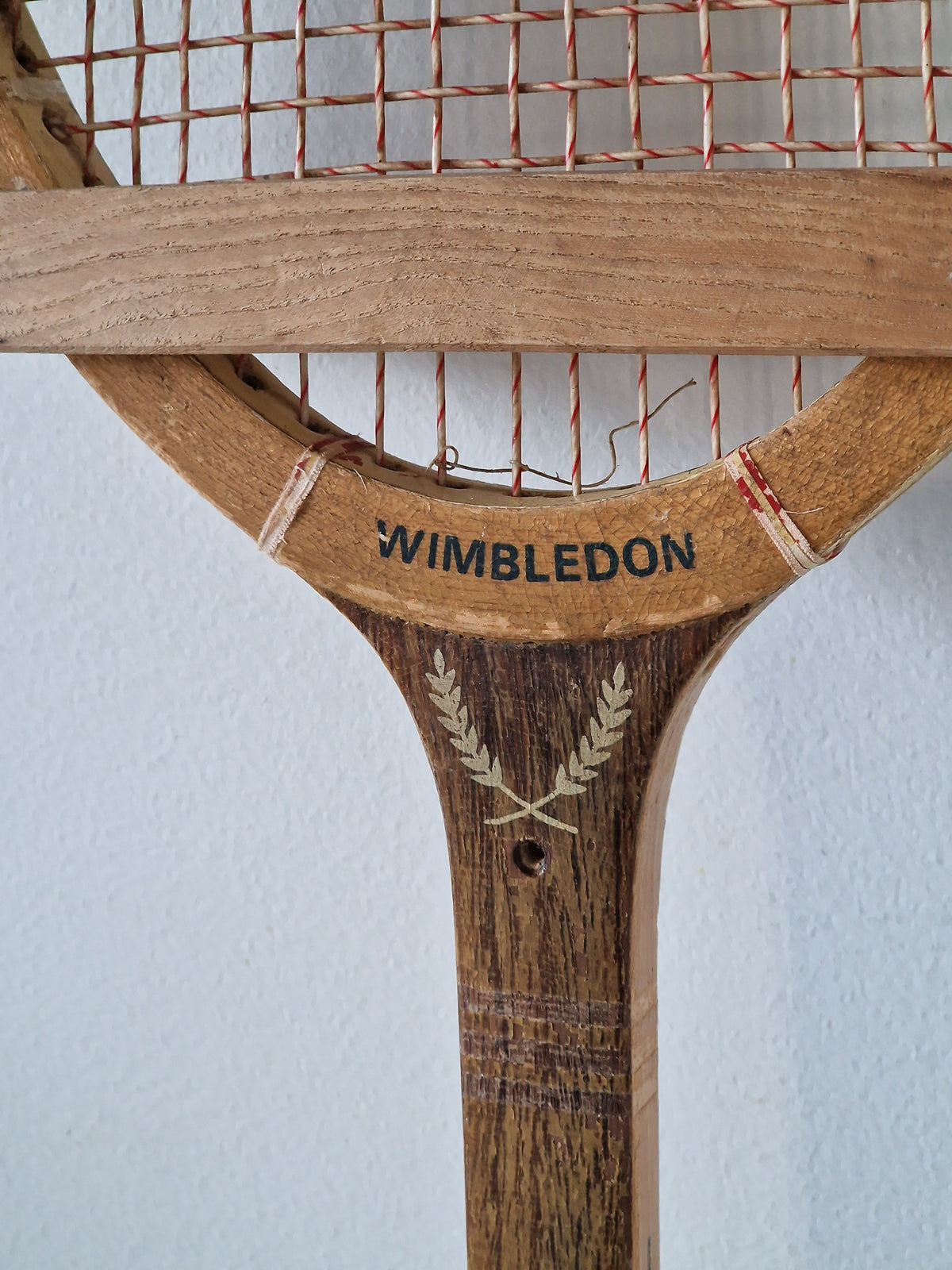 Vintage-tennismaila sisustuksessa