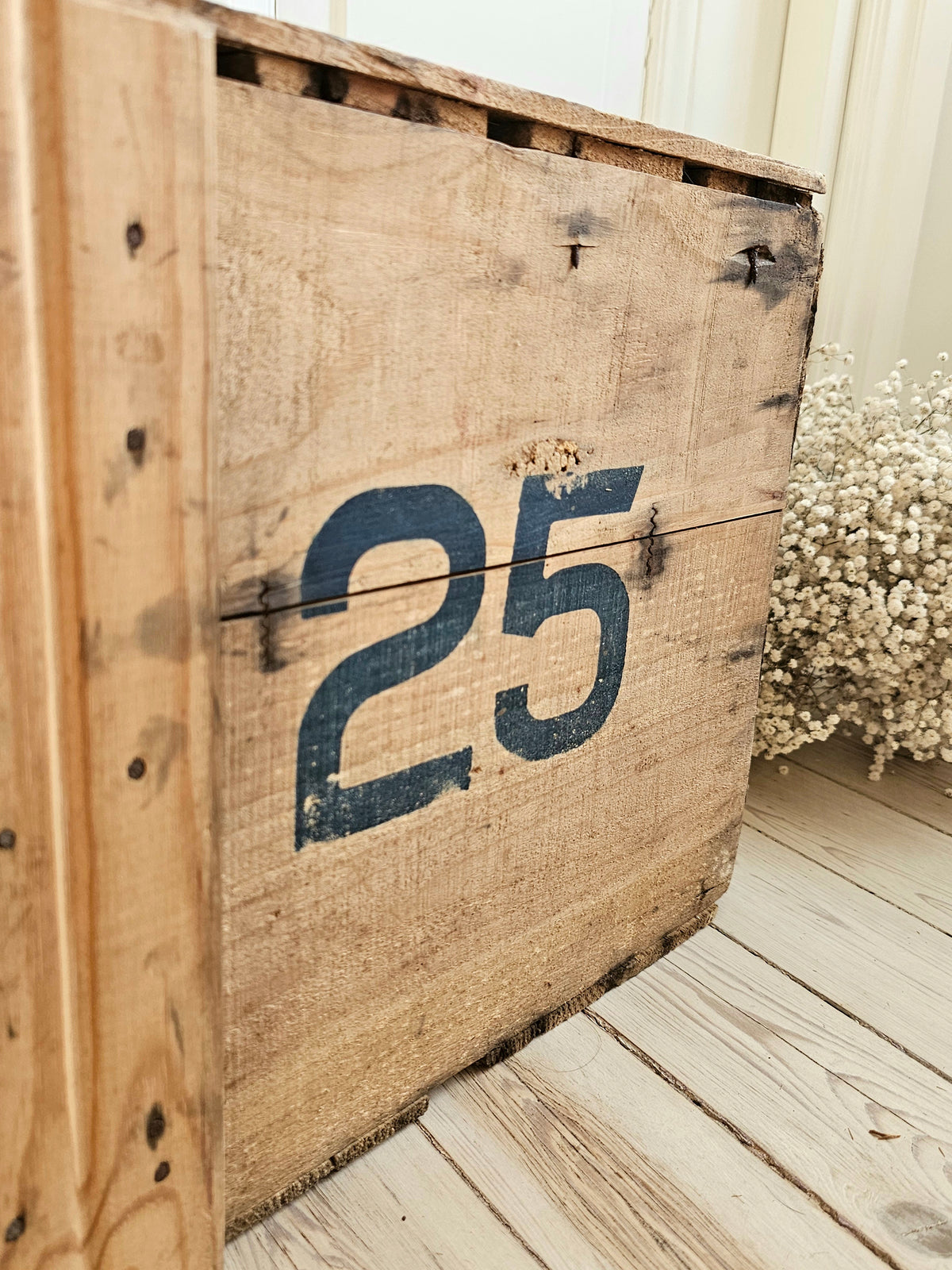 Vanha puulaatikko 25