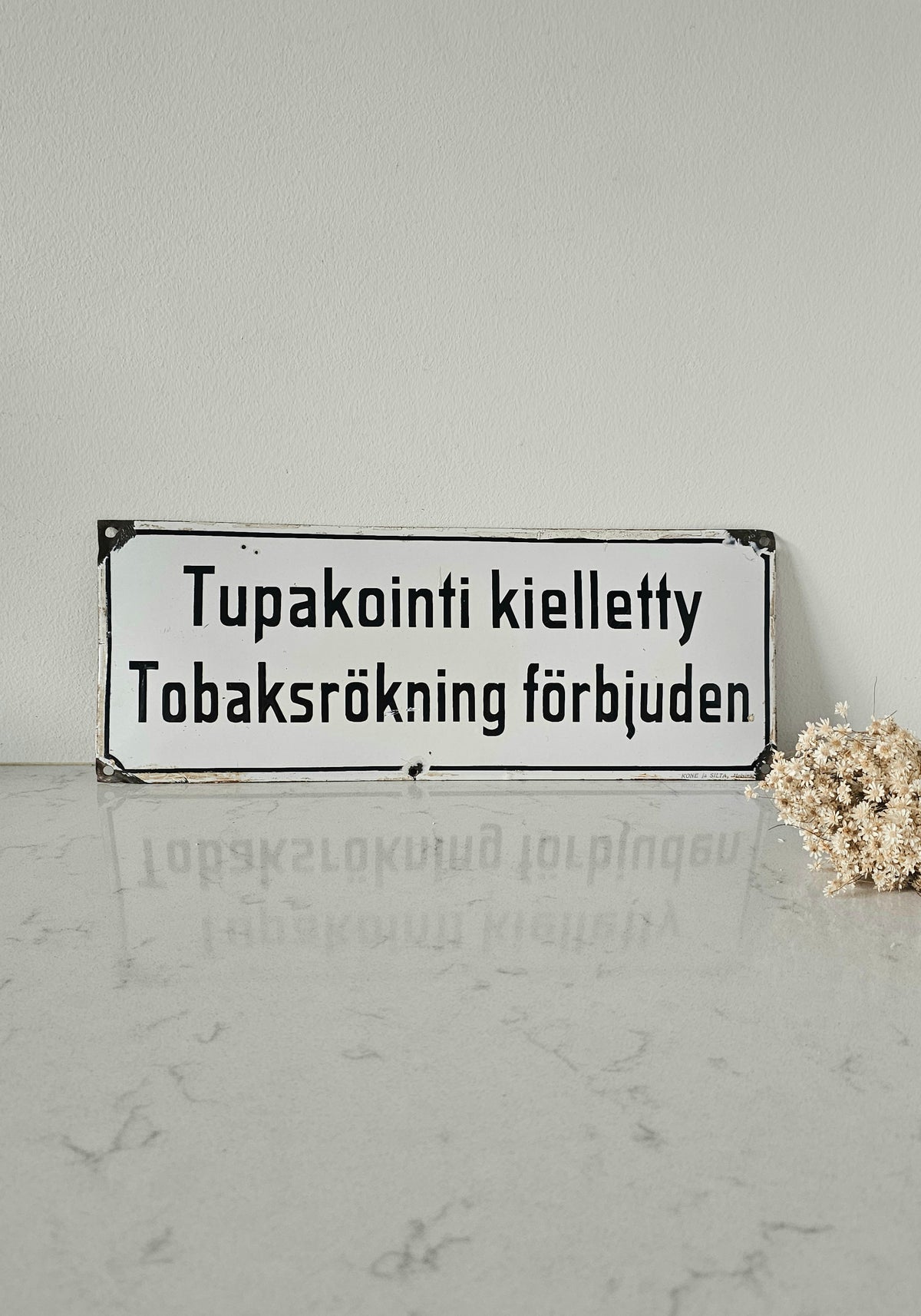 Vanha emalinen kyltti