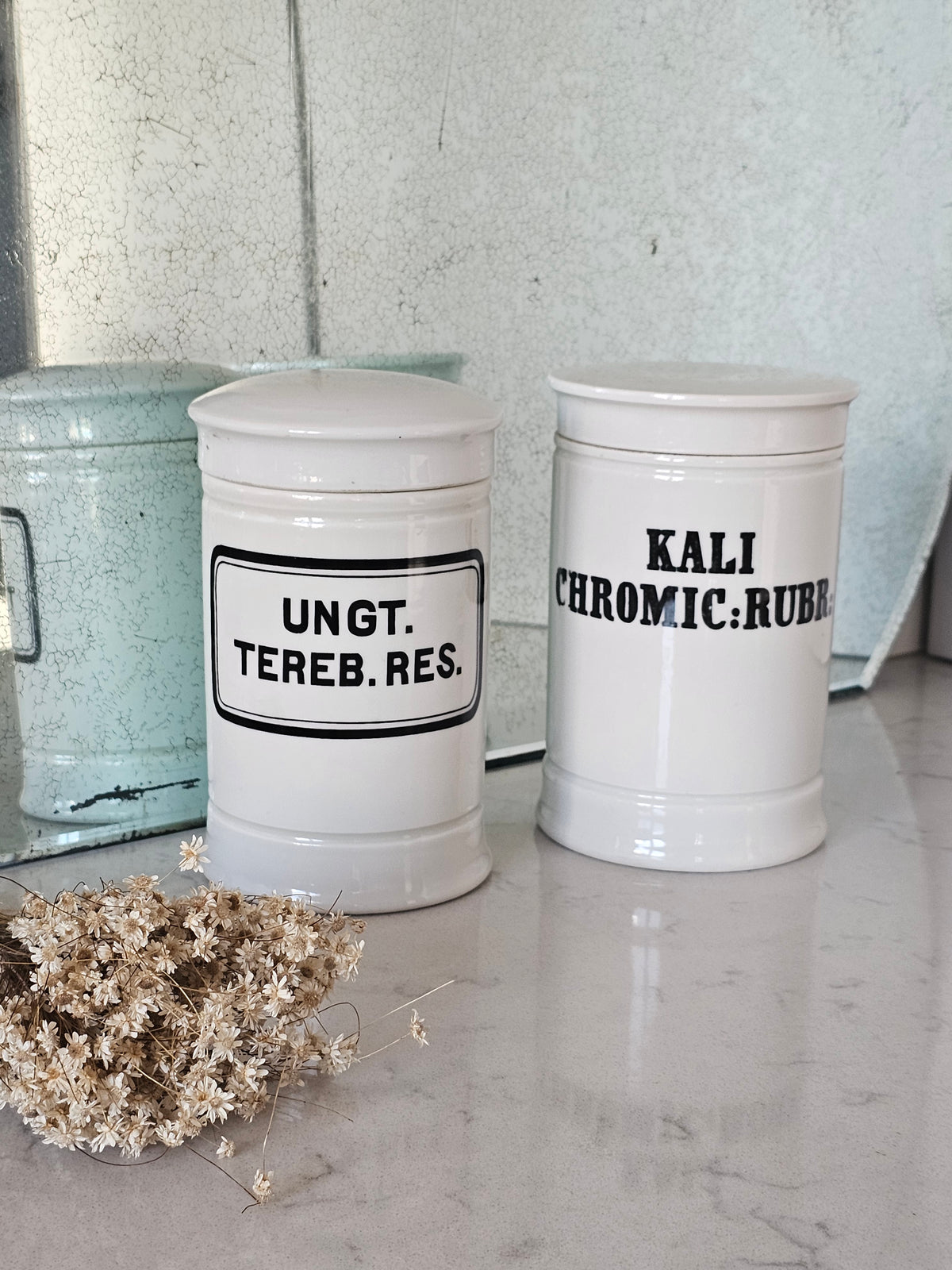 Posliiniset apteekkipurkit