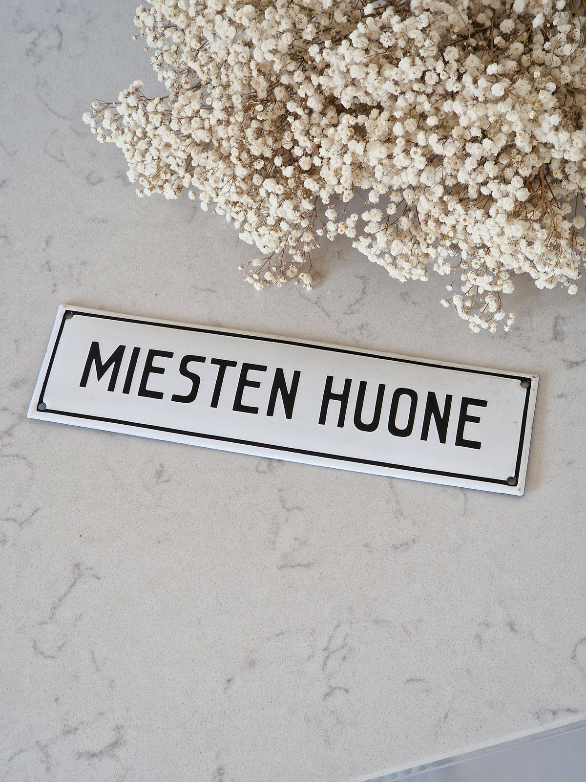 Miesten huone emalikyltti