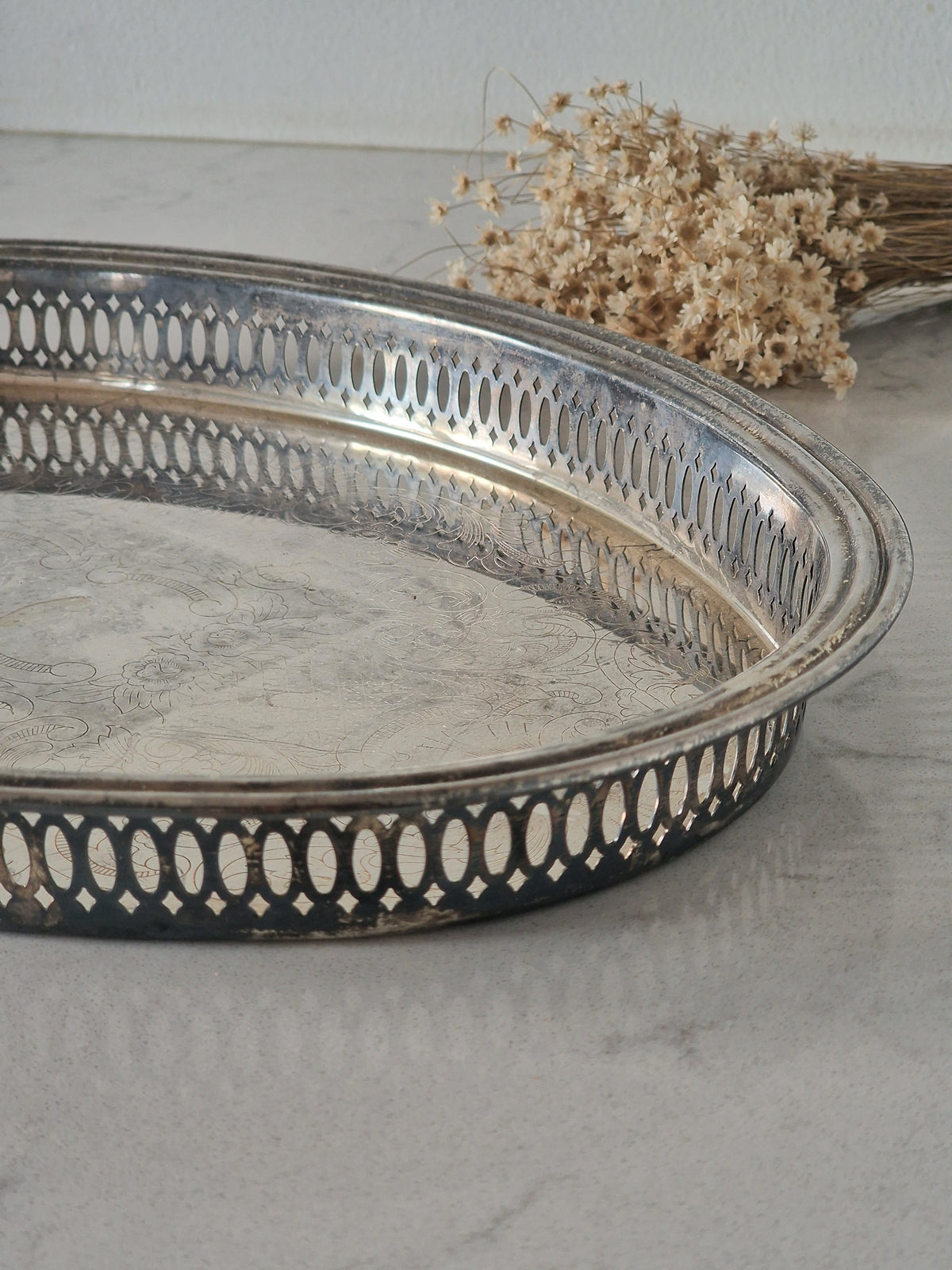 Metallitarjotin reunoilla