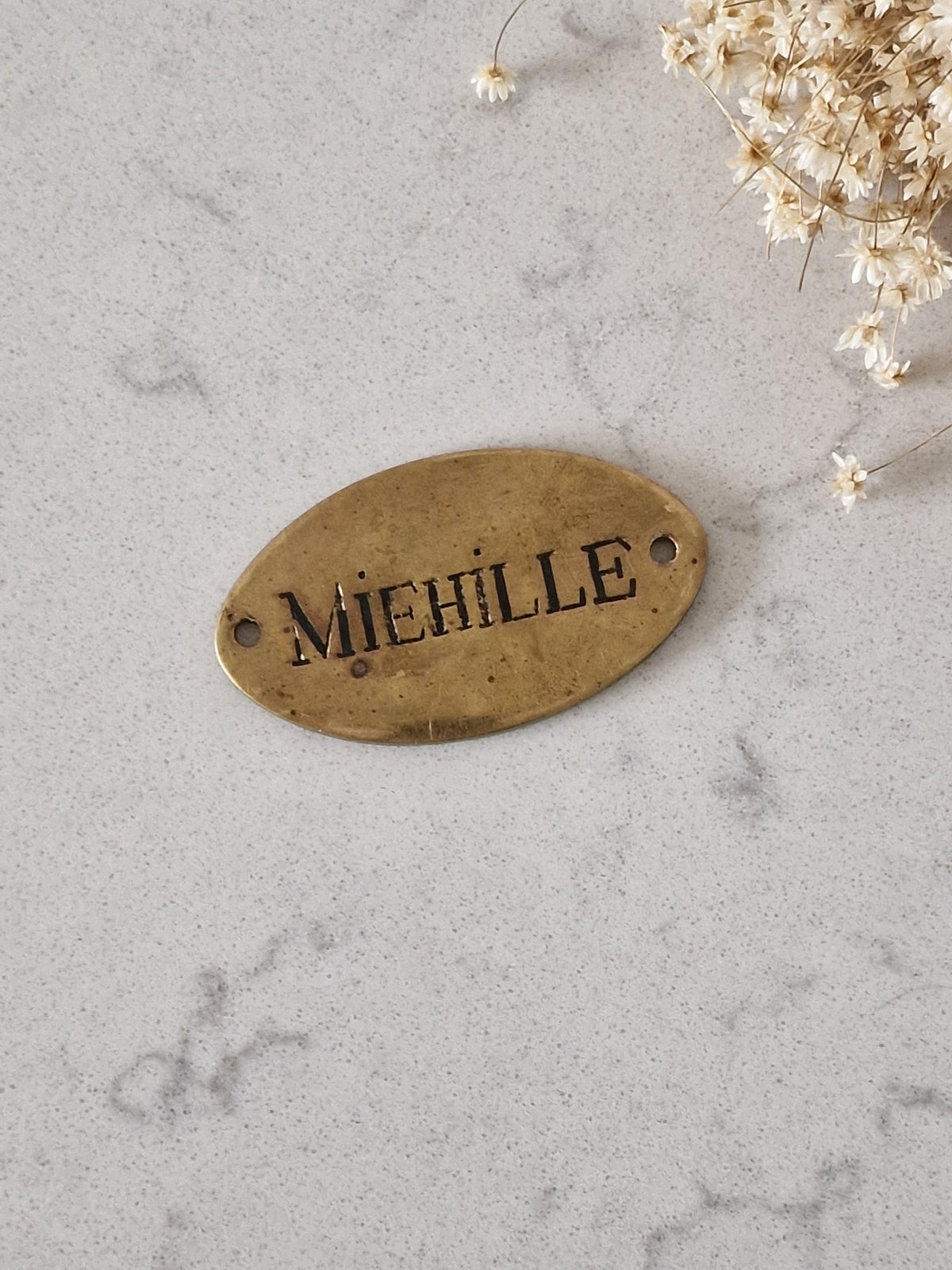 Miehille messinkikyltti