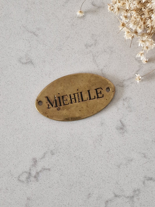 Miehille messinkikyltti