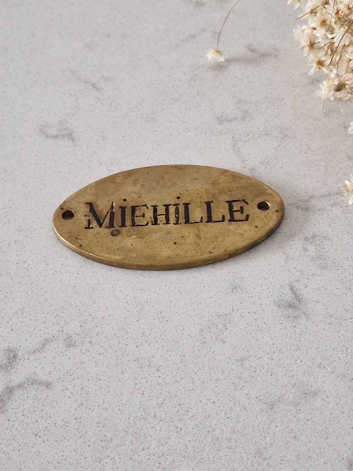 Miehille messinkikyltti