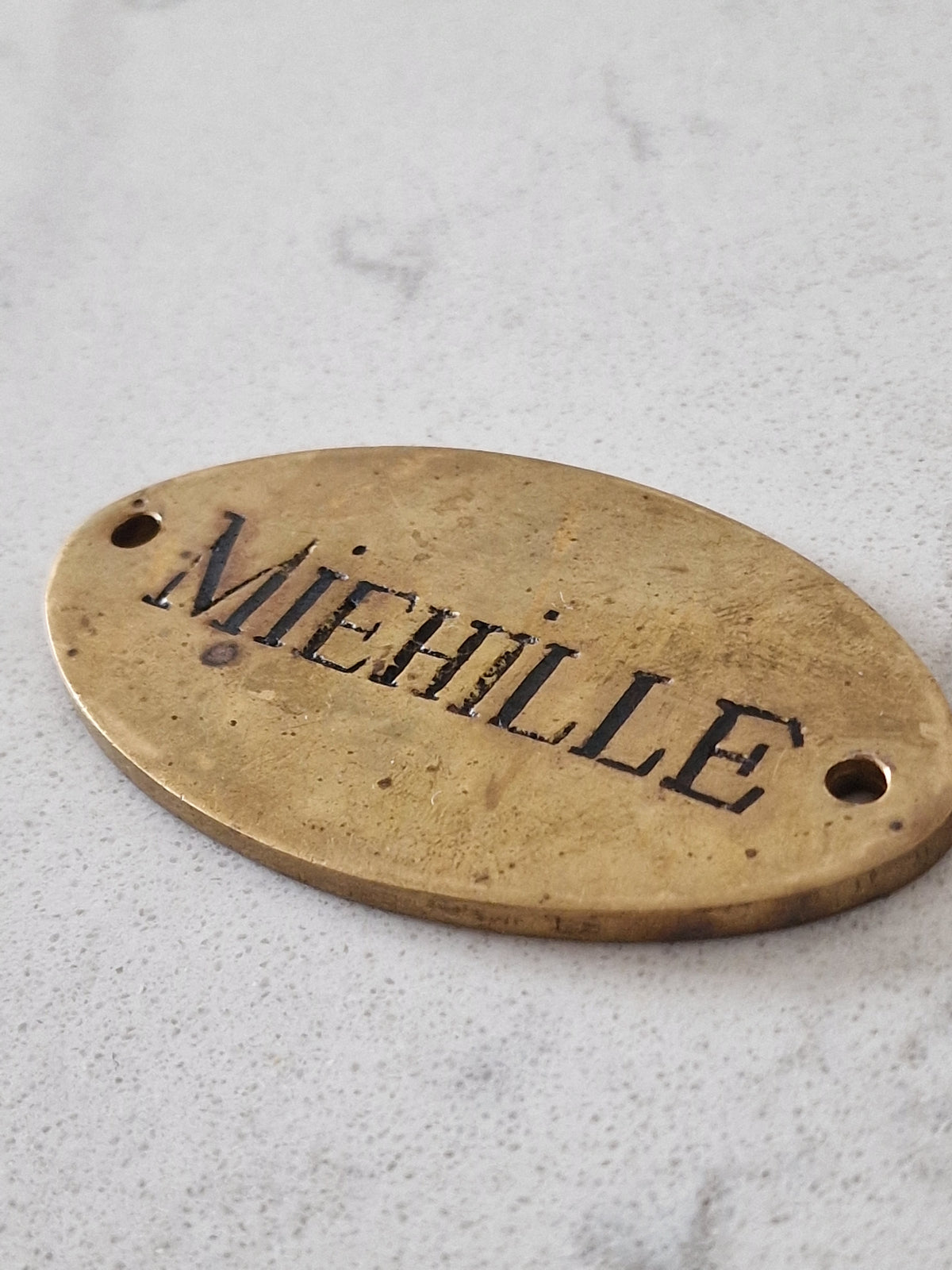 Miehille messinkikyltti