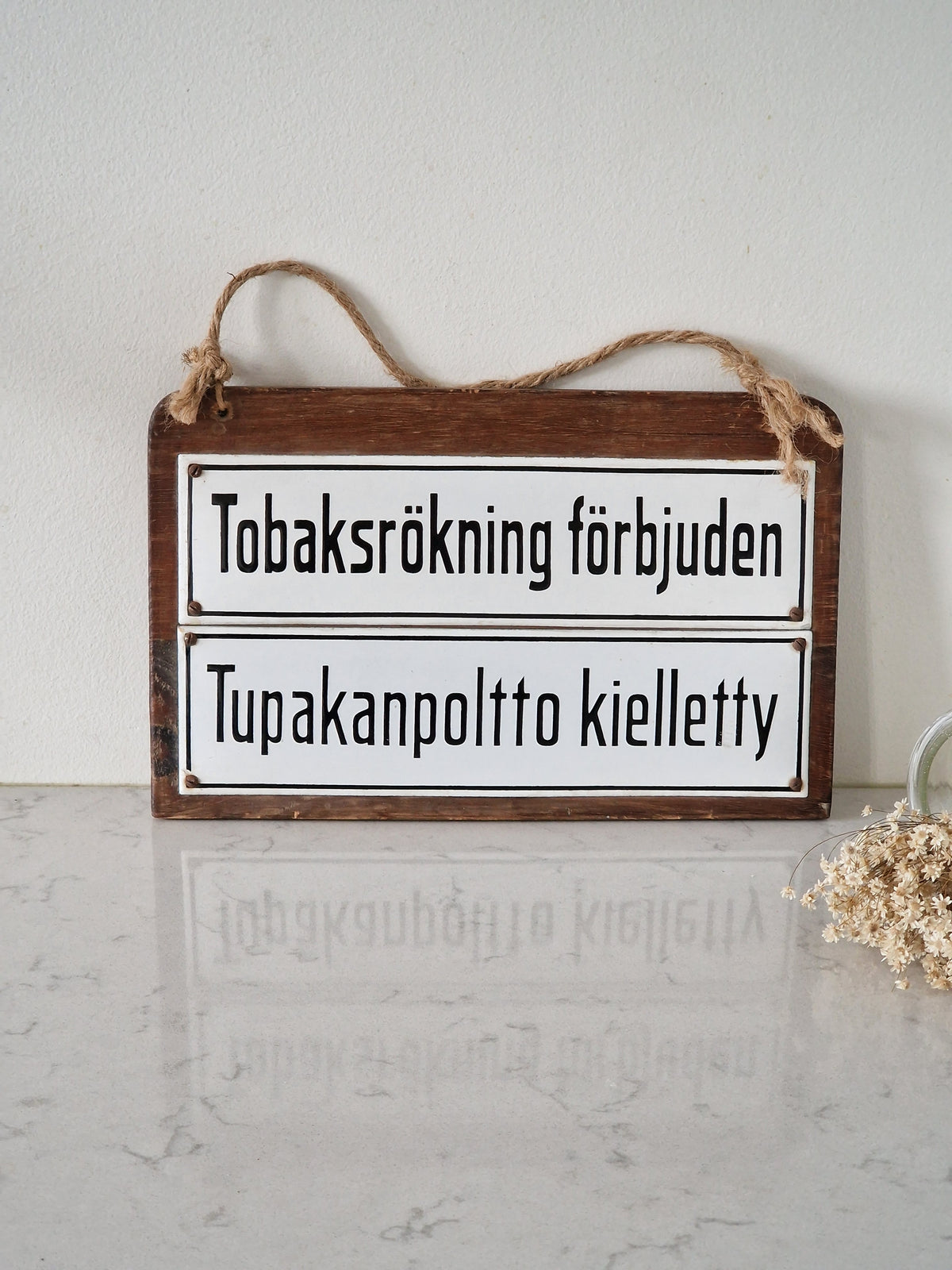 Tupakan poltto kielletty -emalikyltti