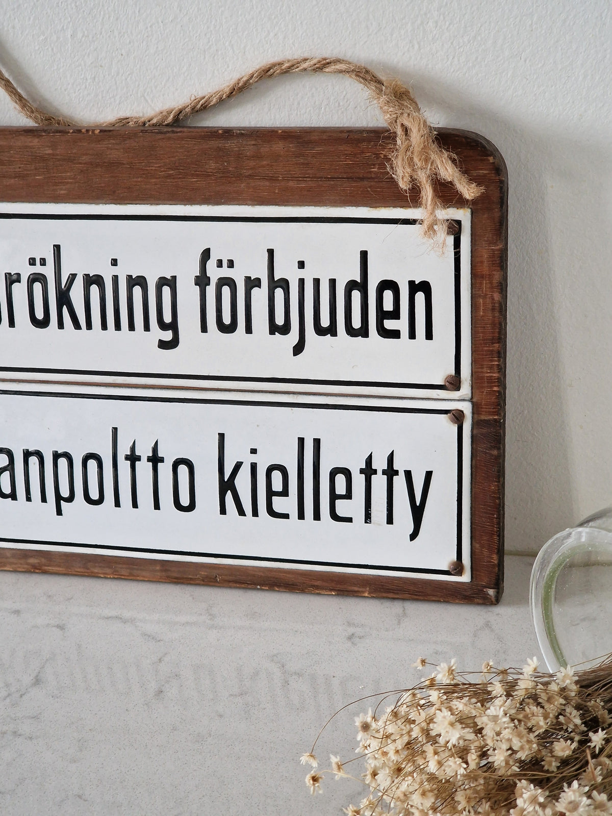 Tupakan poltto kielletty -emalikyltti