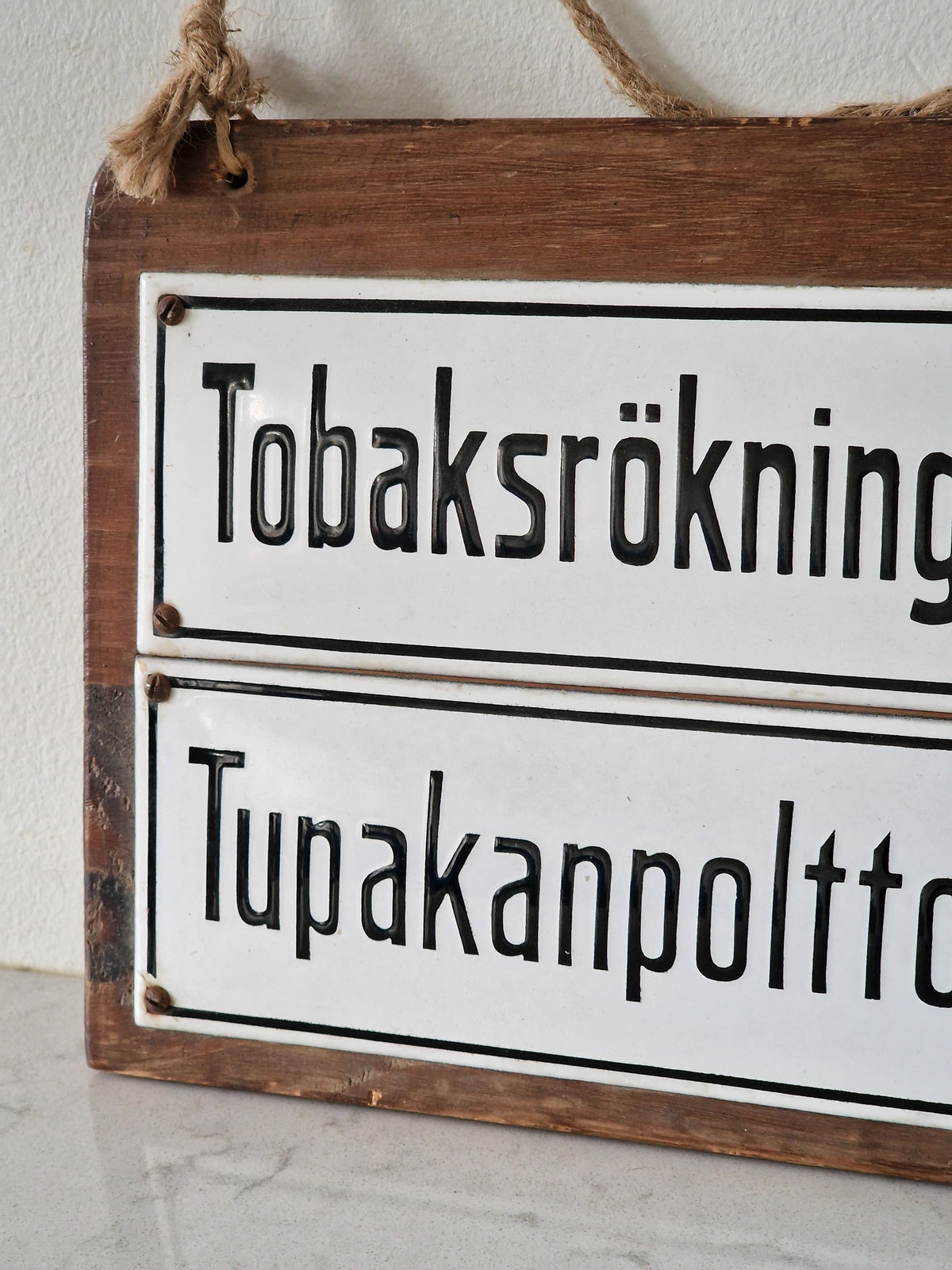 Tupakan poltto kielletty -emalikyltti