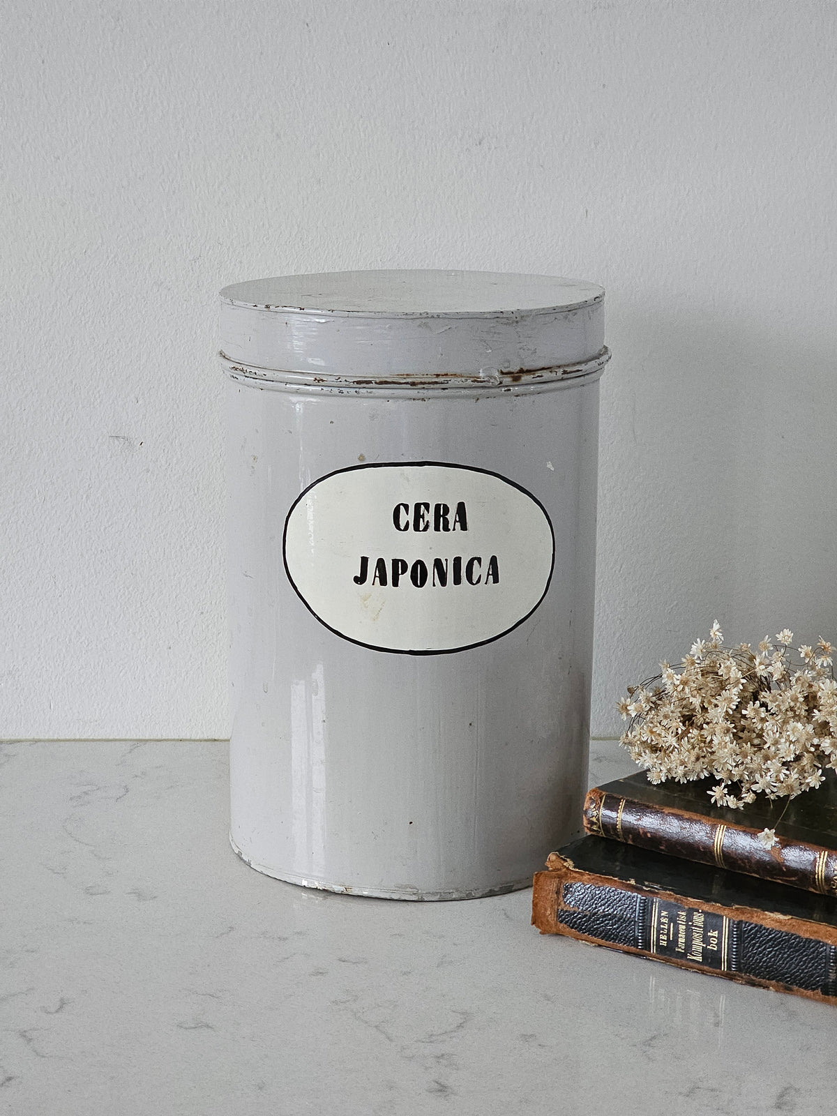 Vanha apteekin peltipurkki